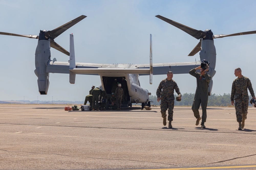 US-Marineinfanteristen überqueren die Fluglinie, nachdem sie mit einer MV-22B Osprey geflogen sind