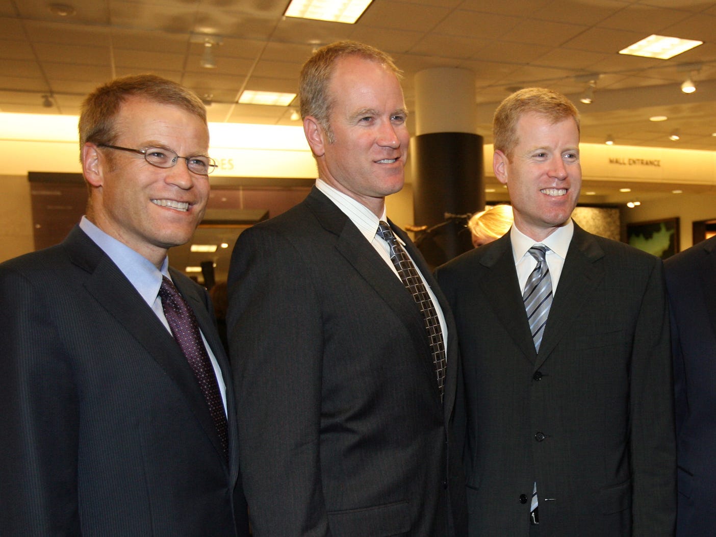 Blake, Pete, Erik und Jamie Nordstrom lächeln bei der Eröffnung des Nordstrom-Ladens in die Kamera