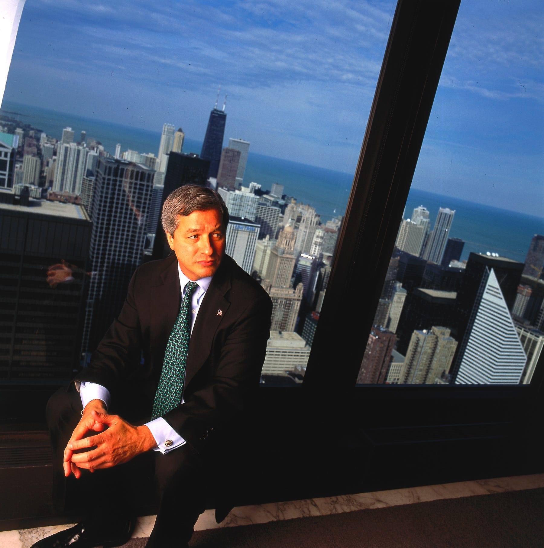 Jamie Dimon posiert vor einem Panoramafenster in seinem Büro.
