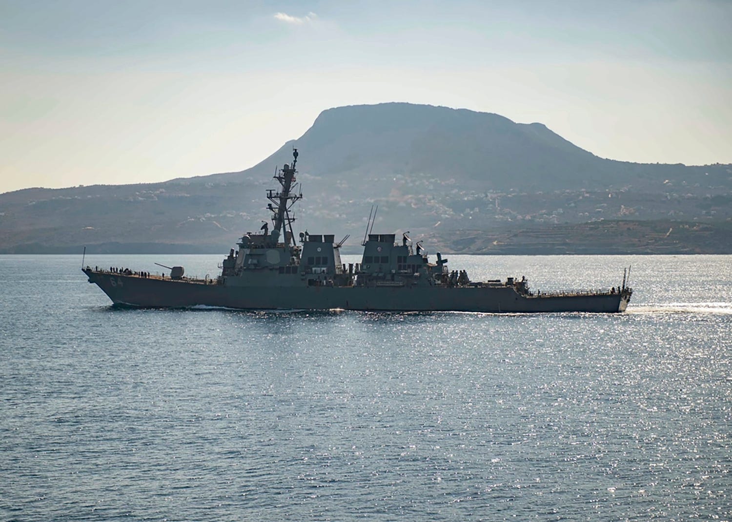Der Lenkwaffenzerstörer USS Carney in der Souda-Bucht, Griechenland.