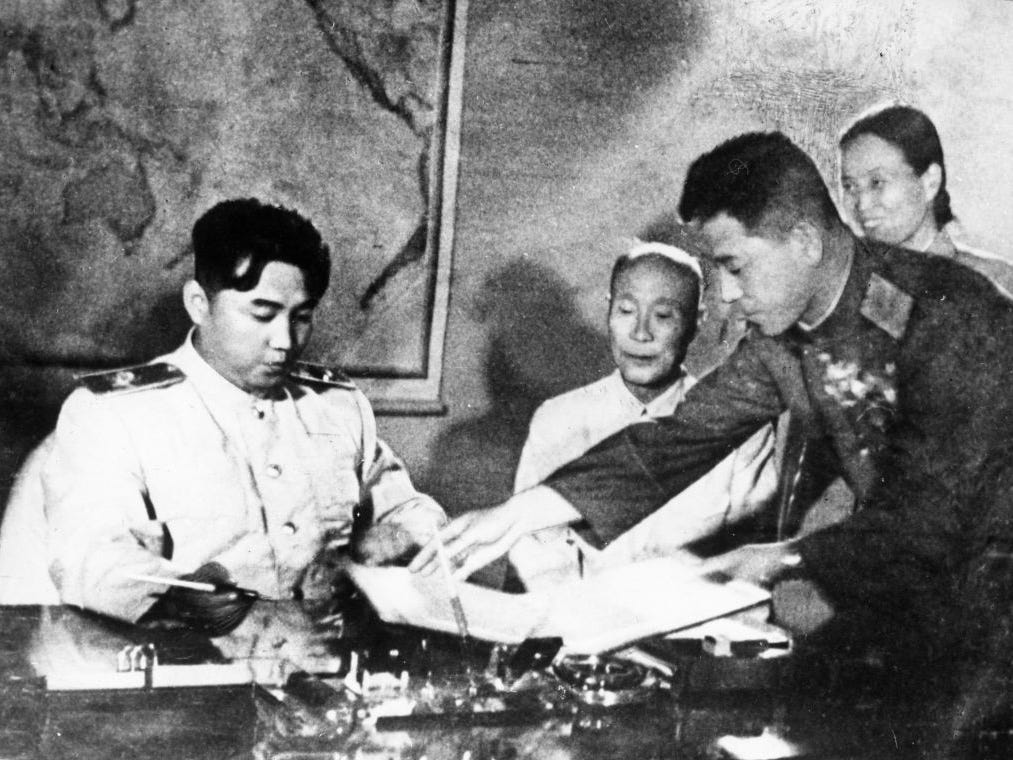 Kim Il Sung unterzeichnet das koreanische Waffenstillstandsabkommen.