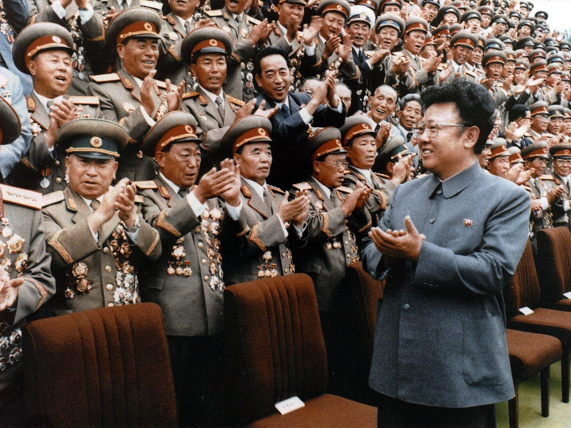 Der nordkoreanische Machthaber Kim Jong-Il trifft sich mit Angehörigen der koreanischen Volksarmee.