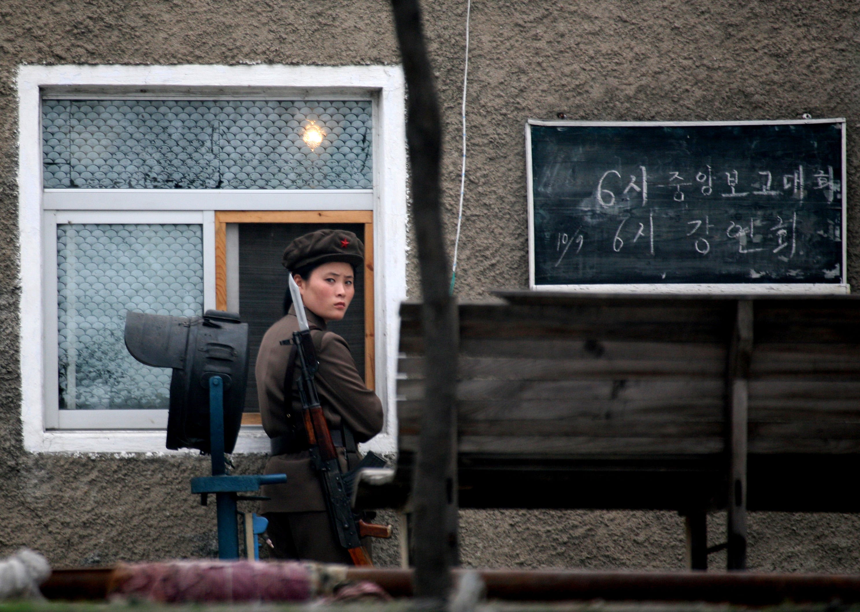 Ein nordkoreanischer Soldat bewacht eine Armeeanlage nahe der chinesischen Grenze.