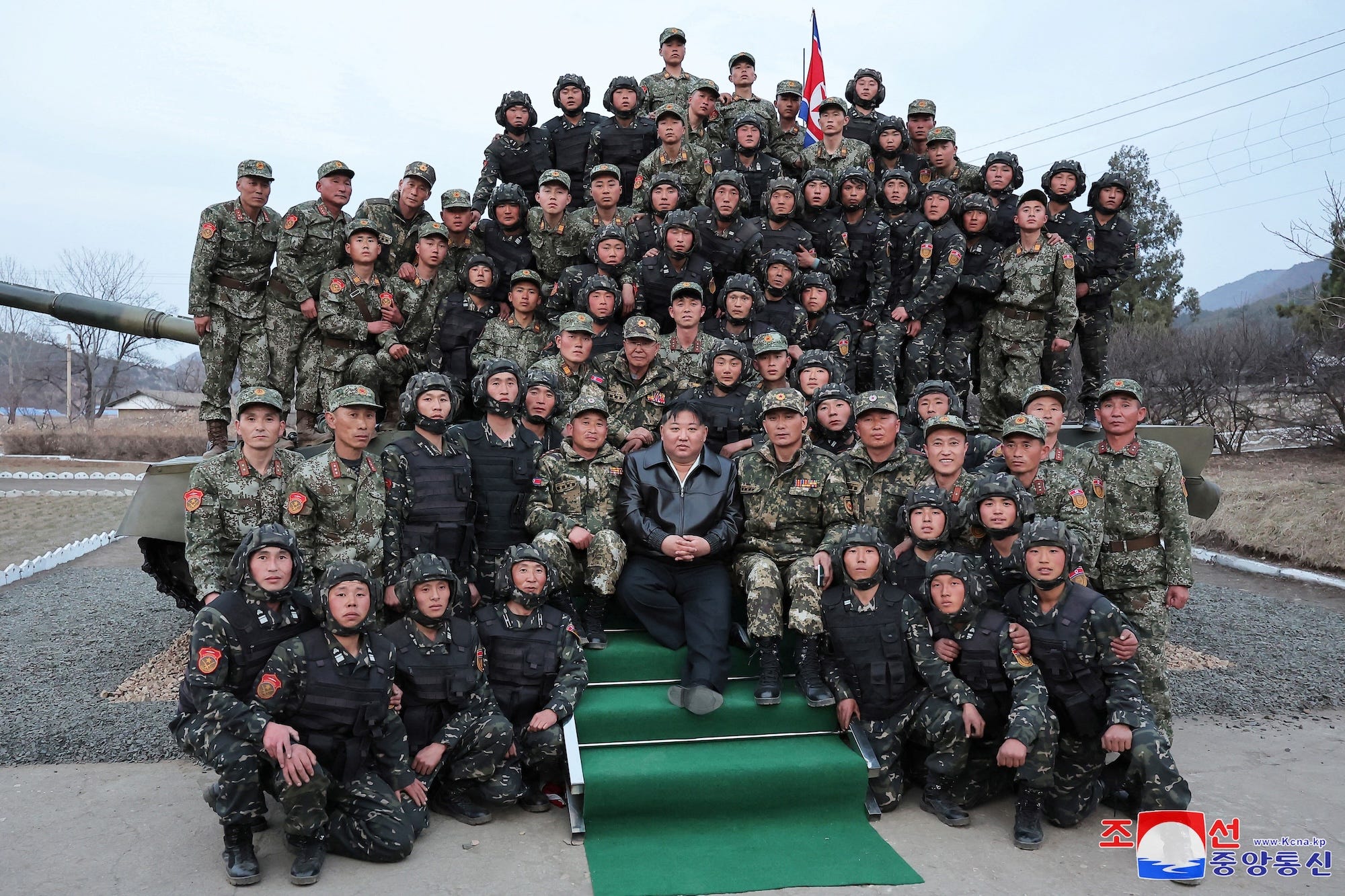 Nordkoreas Machthaber Kim Jong Un posiert mit Soldaten