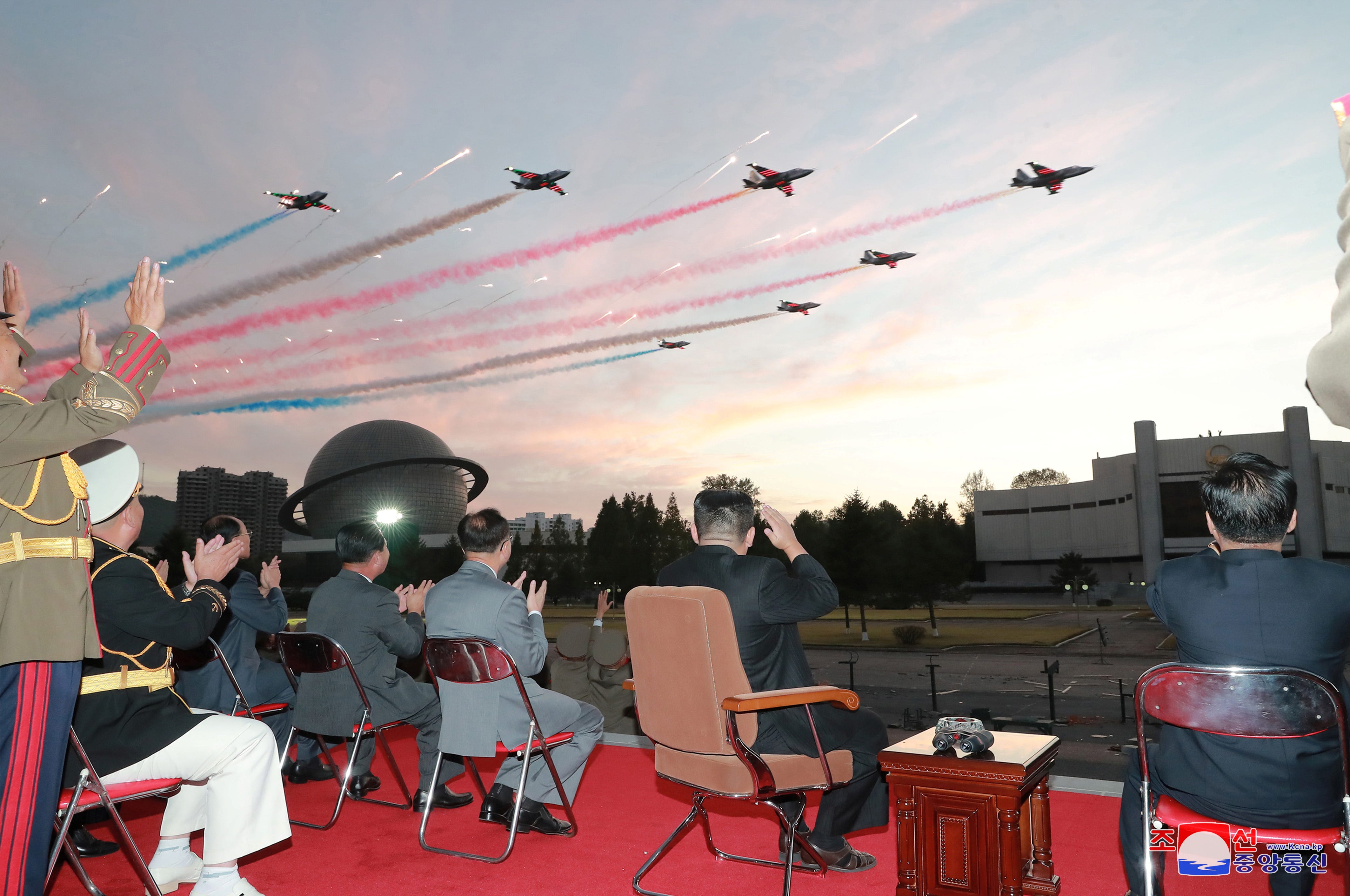 Nordkoreas Führer Kim Jong Un beobachtet Flugzeuge während eines Vorbeiflugs auf der Verteidigungsentwicklungsausstellung in Pjöngjang, Nordkorea