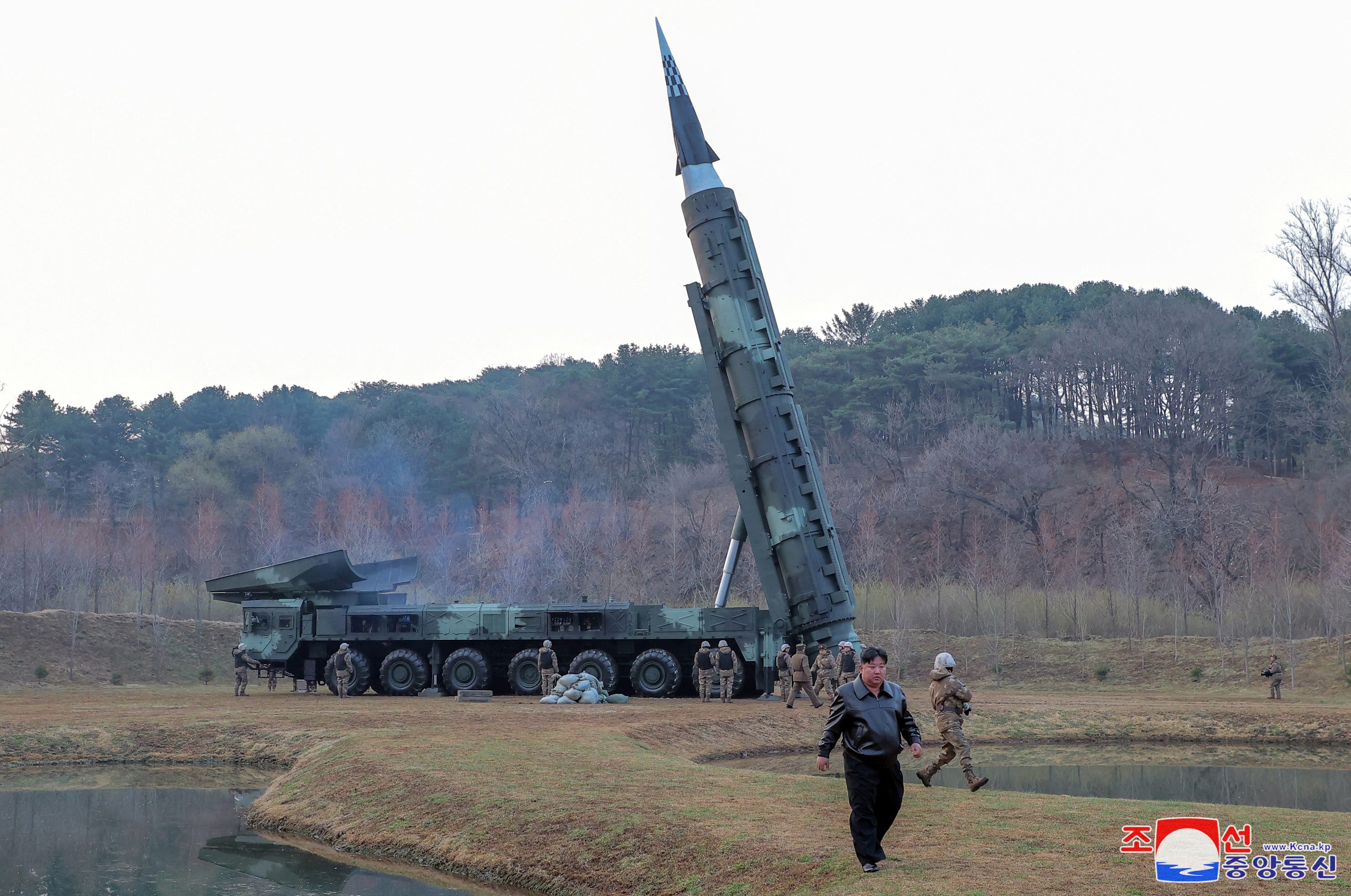 Kim Jong-un nimmt an einem Teststart einer Rakete teil.