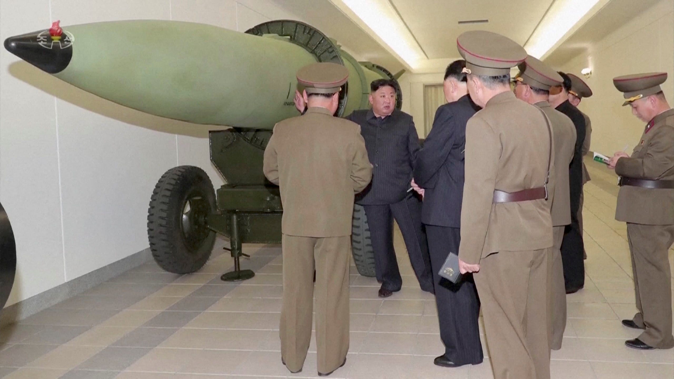 Kim Jong Un inspiziert Atomsprengköpfe.