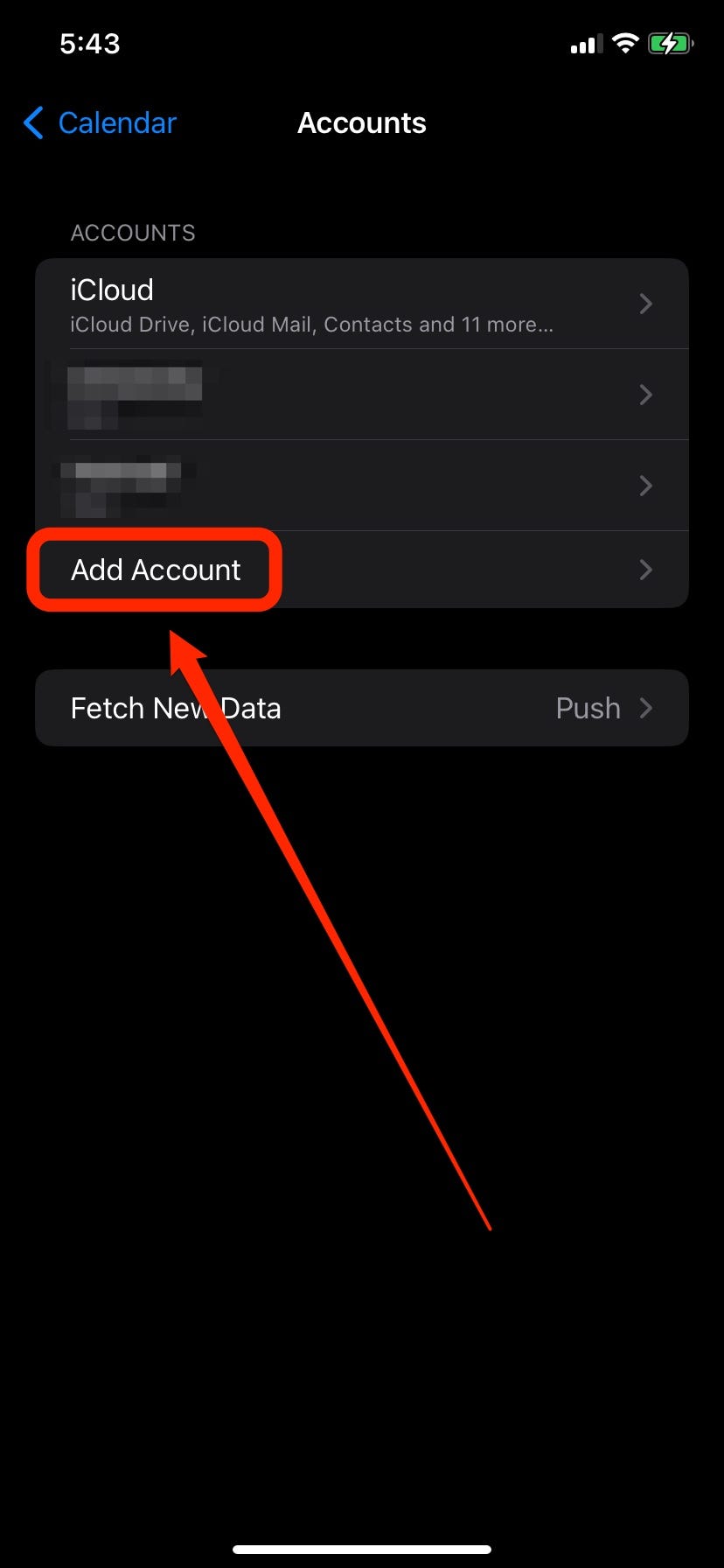 Ein iPhone-Screenshot zeigt die Schaltfläche „Konto hinzufügen“ in den Kalendereinstellungen, hervorgehoben durch ein rotes Kästchen und einen roten Pfeil.