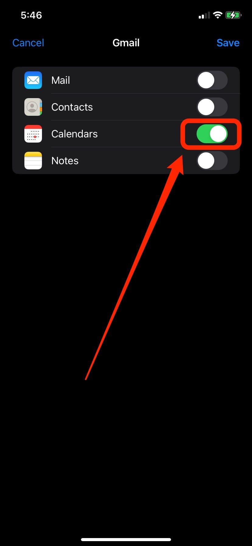 Ein iPhone-Screenshot der Kalendereinstellungen zeigt Schalter neben den Anwendungen „Mail“, „Kontakte“, „Kalender“ und „Notizen“, wobei ein roter Pfeil und ein rotes Kästchen den Kalenderschalter hervorheben.