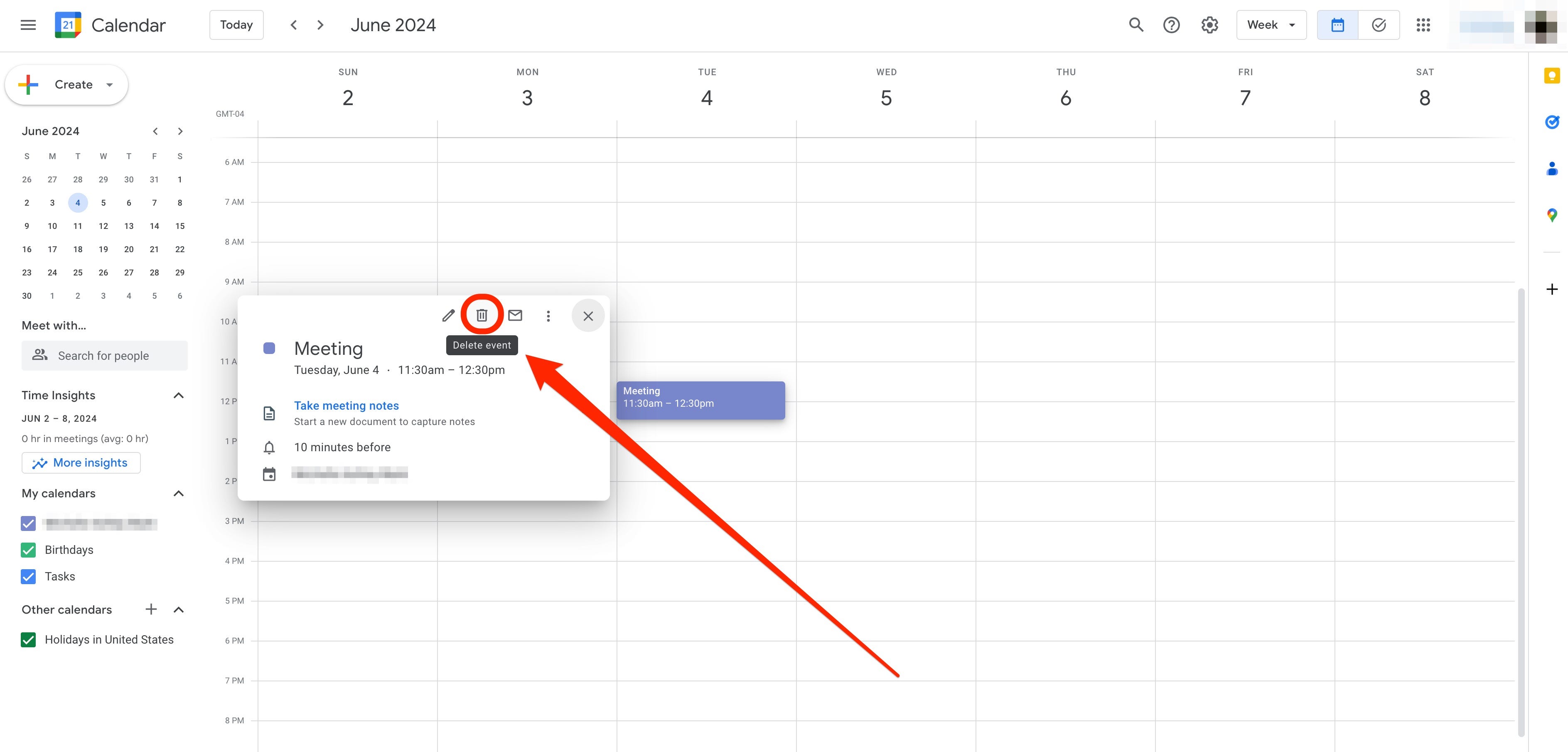 Ein Screenshot von Google Kalender zeigt das Papierkorbsymbol „Ereignis löschen“, hervorgehoben durch ein rotes Kästchen und einen roten Pfeil, um eine Besprechung abzusagen.