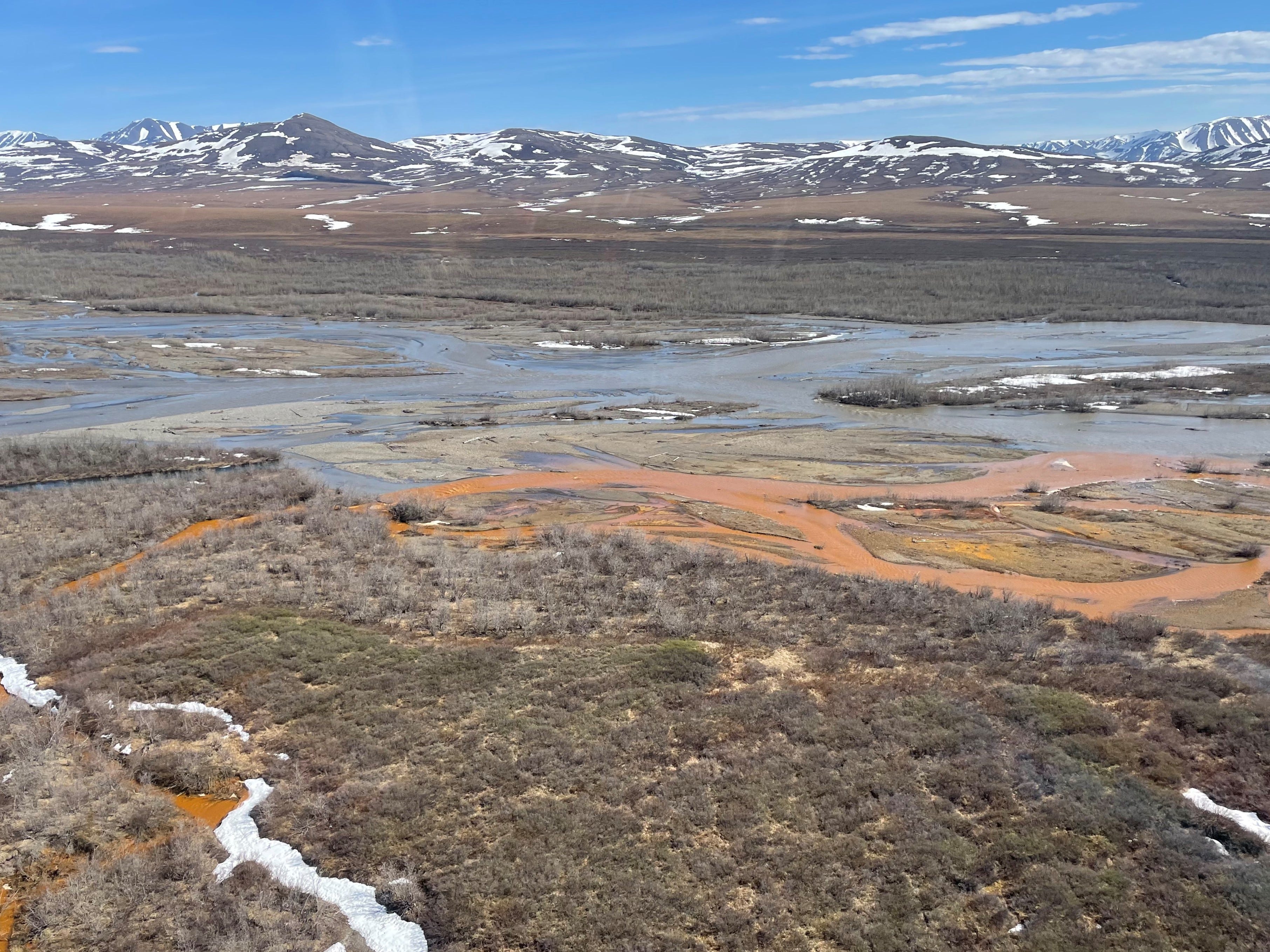 In Alaska mündet ein orangefarbener Nebenfluss in den Kugaroruk River.