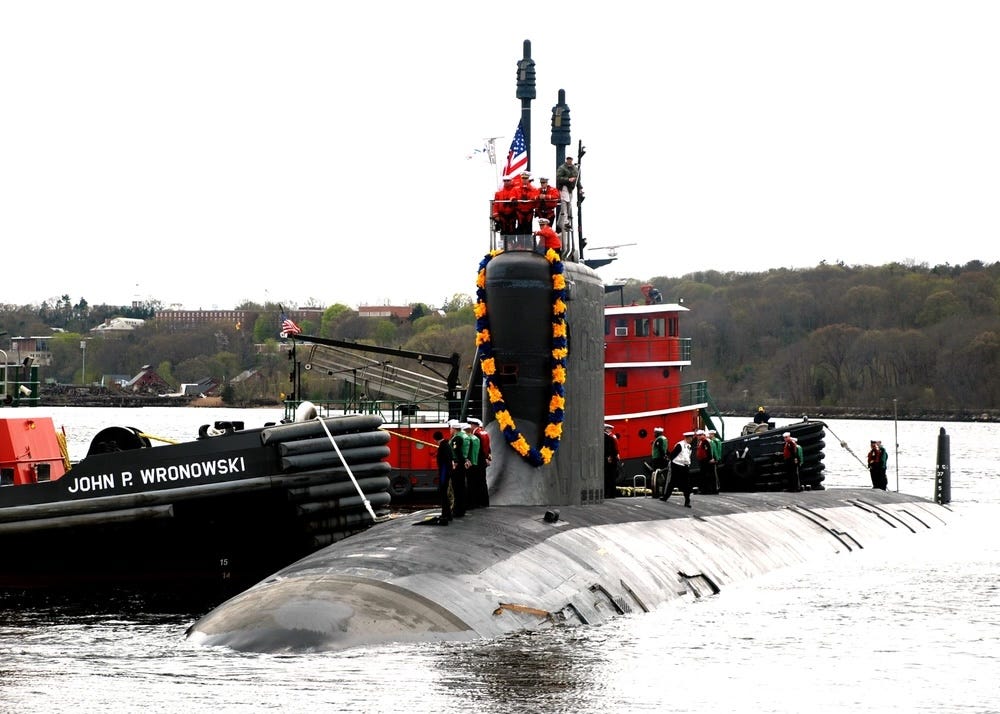 Das Angriffs-U-Boot der Virginia-Klasse USS Virginia, beladen mit Blumen und einer amerikanischen Flagge nach seiner Rückkehr von seinem Jungferneinsatz