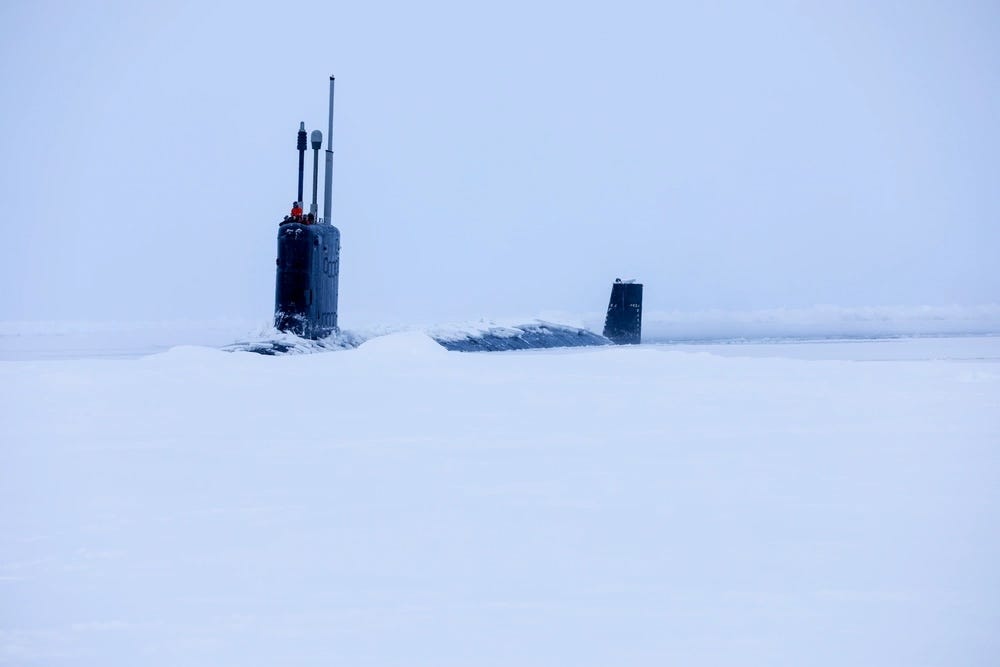 Das Schnellangriffs-U-Boot der Virginia-Klasse USS Indiana taucht in der Beaufortsee auf