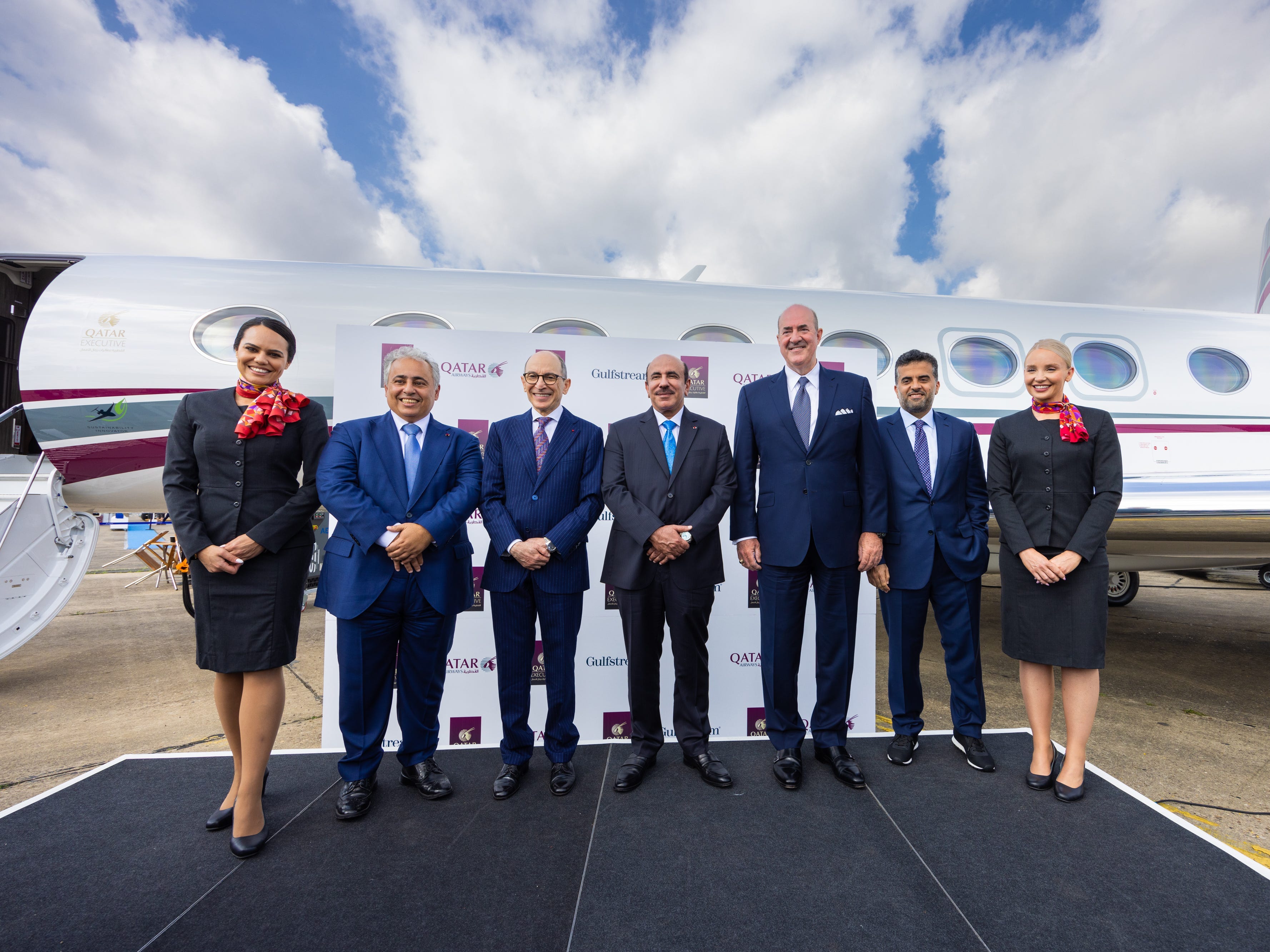CEO von Qatar Airways mit Kabinenpersonal und anderen Führungskräften von Qatar und Gulfstream vor der G700.