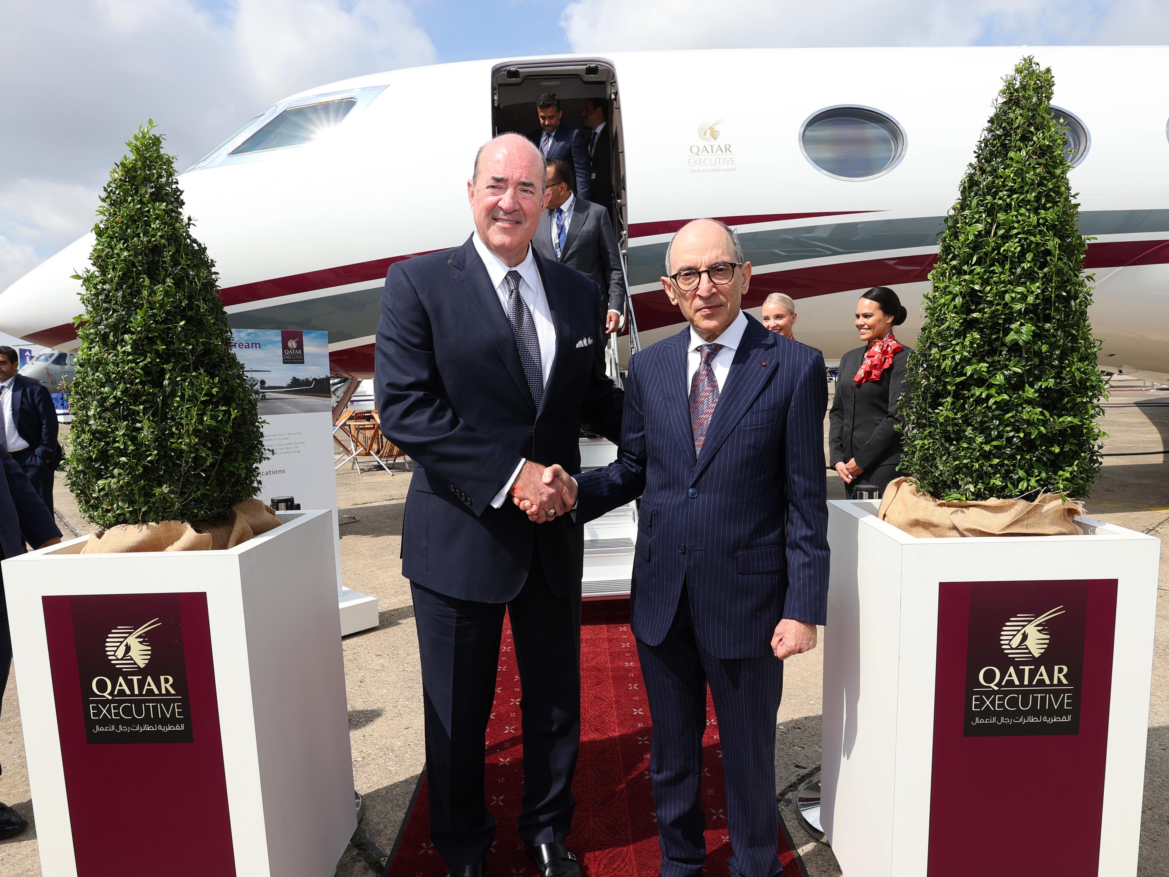 Akbar Al Baker mit einem Gulfstream-Manager vor der G700.