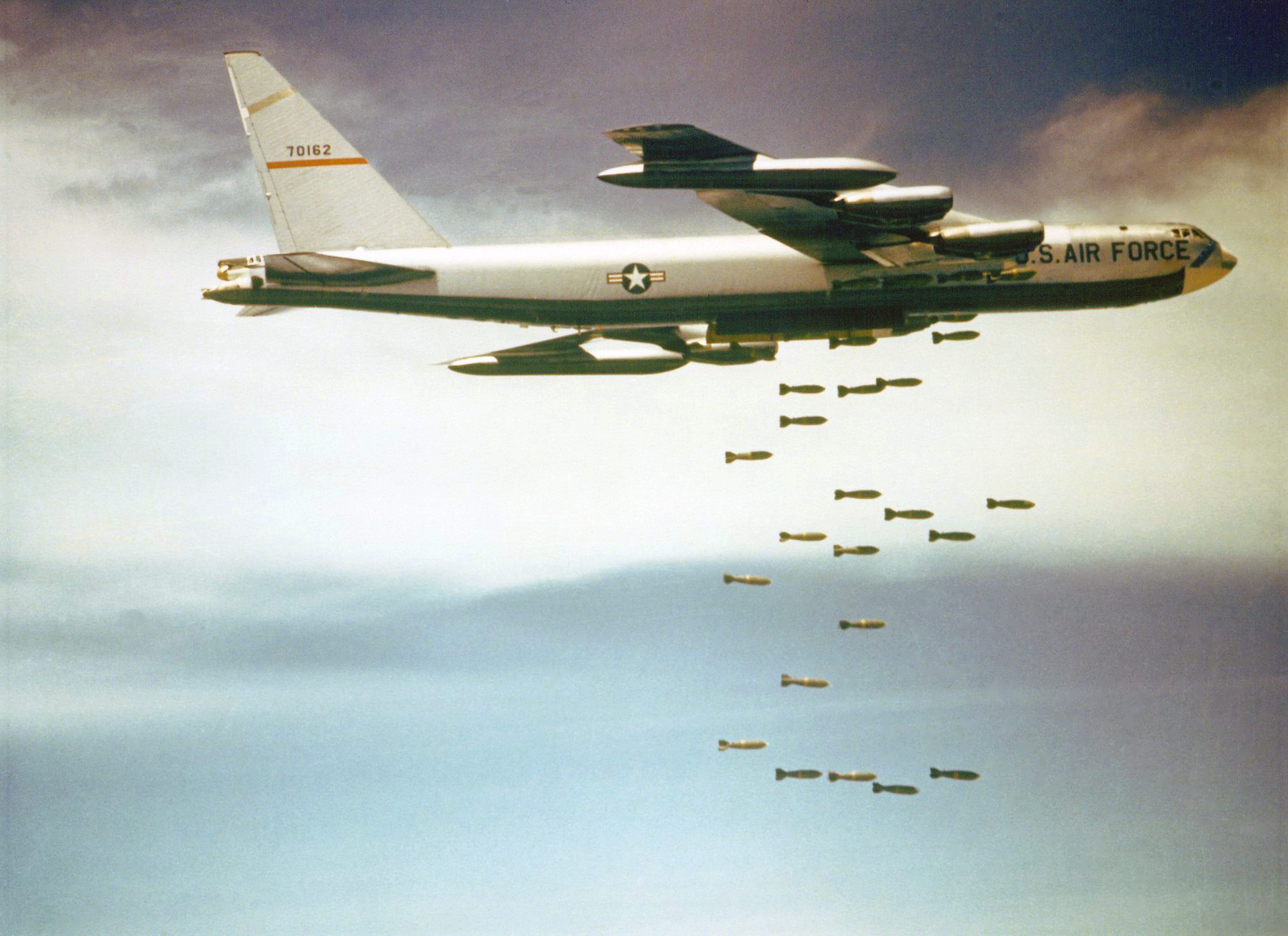 B52-Bomber der US Air Force werfen ihre Bombenlast über Vietnam ab.