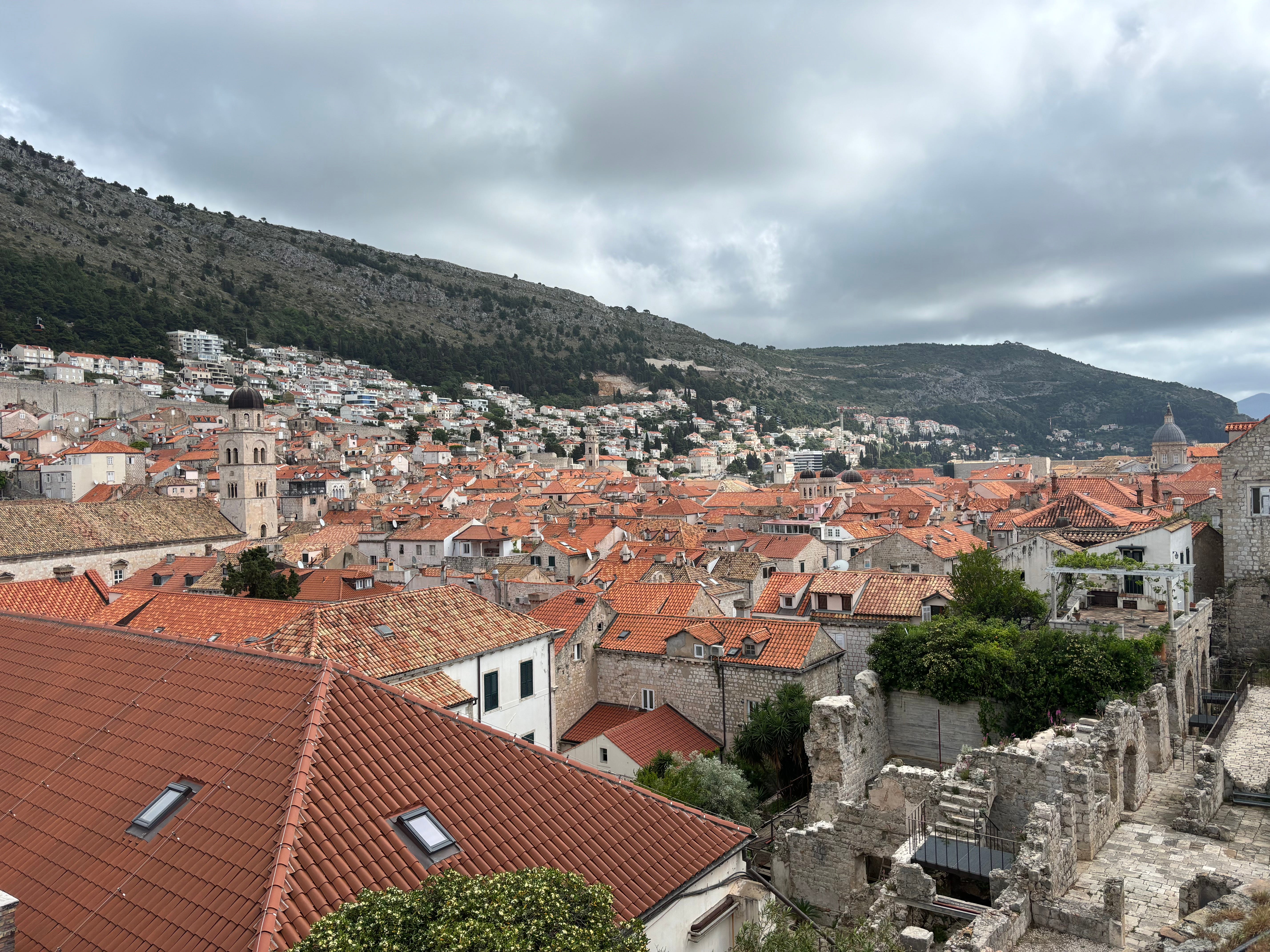 Die Altstadt von Dubrovnik, von der Stadtmauer aus gesehen.