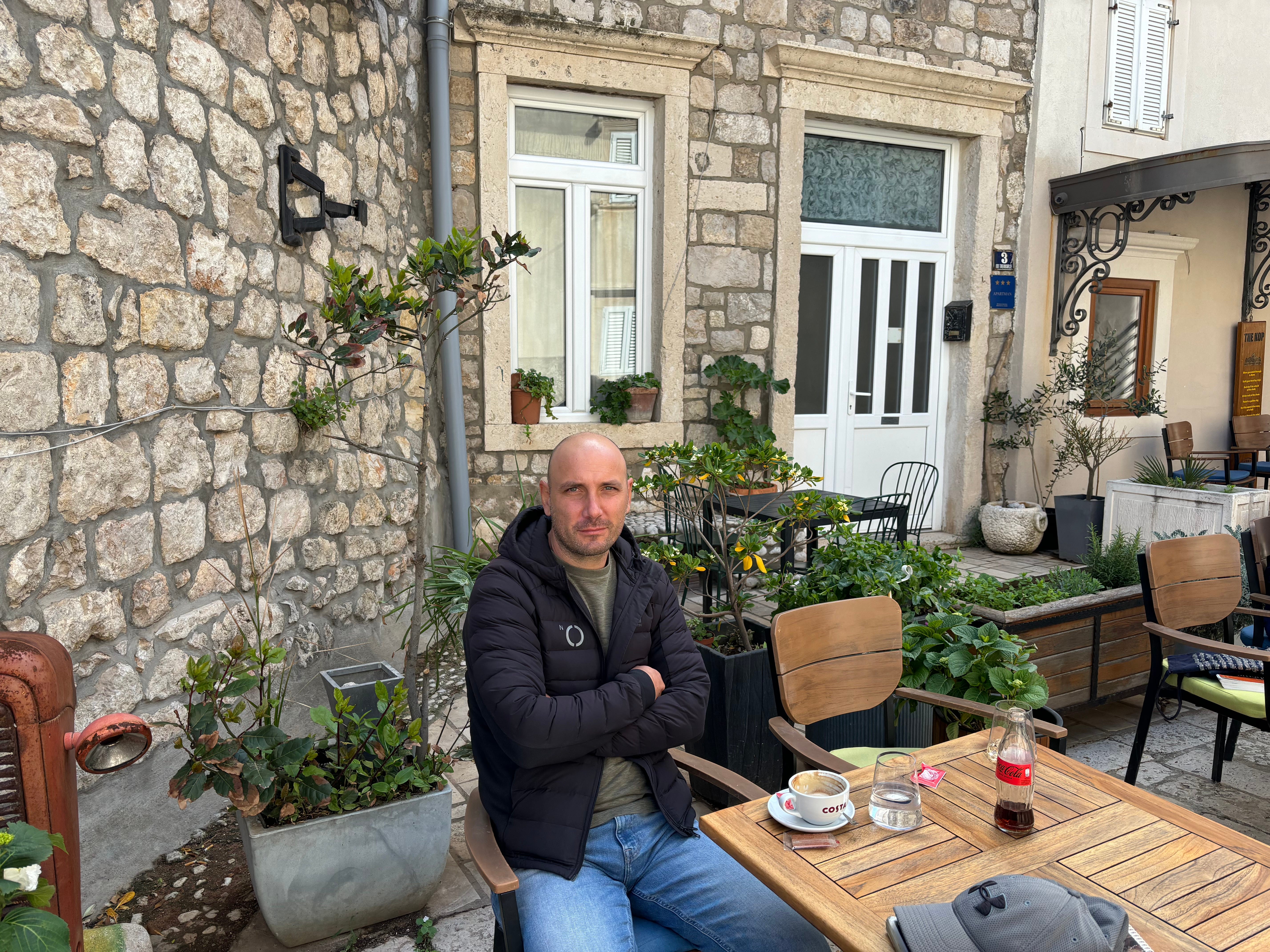 Ivan Vukovic, ein Reiseleiter, sitzt in einem Café in Dubrovnik.