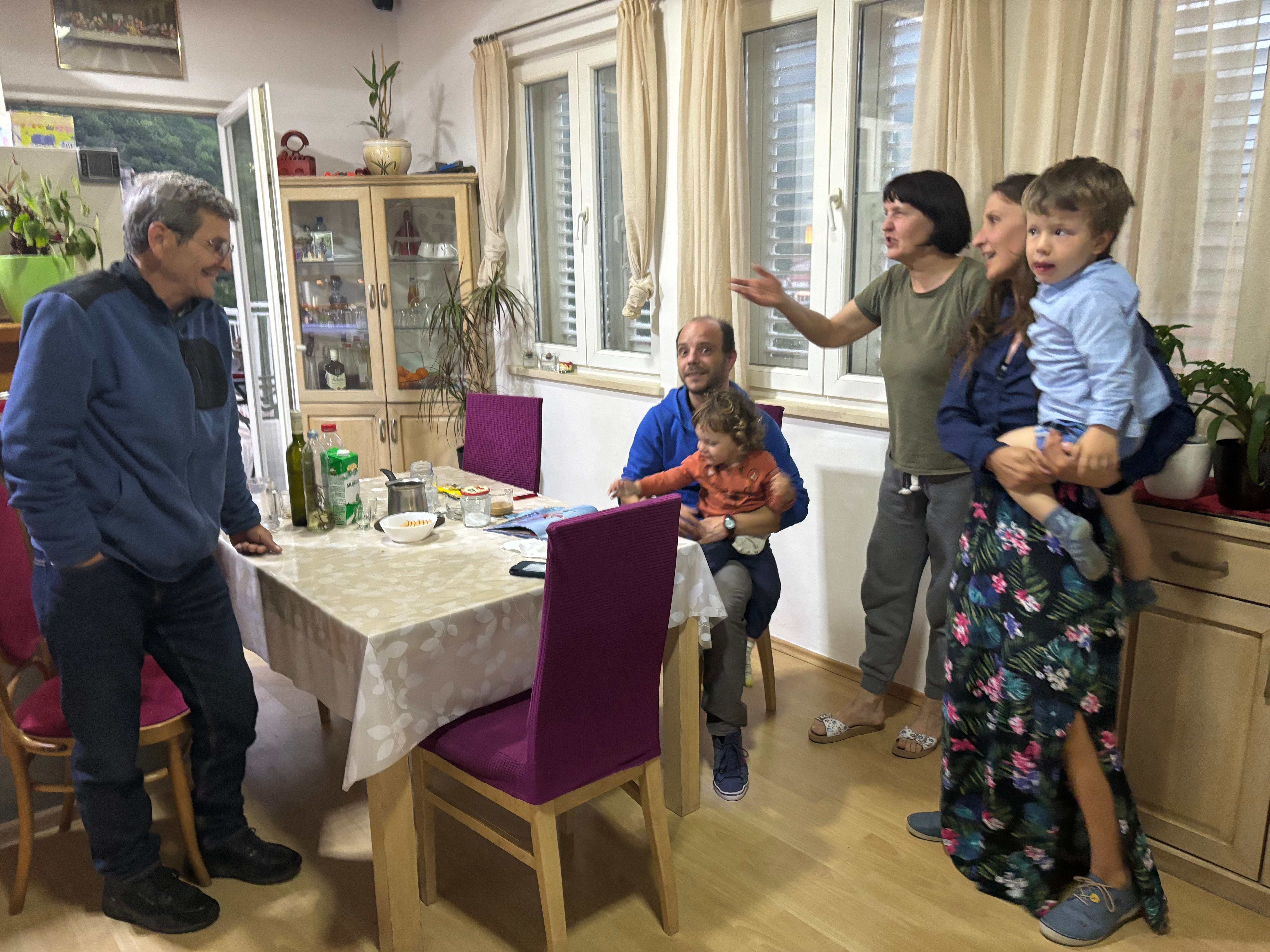 Bogdan Nicolae Dascalescu, Diana Marlais, ihre Kinder und ihre Eltern verbringen den Abend gemeinsam in ihrem Haus.