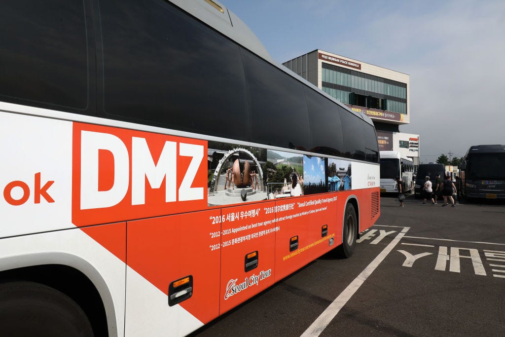 Ein Tourbus an der DMZ