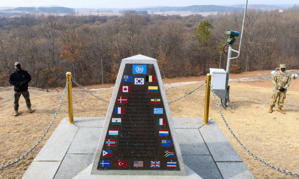 Ein Denkmal, das an einem südkoreanischen Kontrollpunkt während einer Medientour durch das Waffenstillstandsdorf Panmunjom in der Gemeinsamen Sicherheitszone (JSA) der entmilitarisierten Zone (DMZ) zwischen Nord- und Südkorea aufgestellt wurde.