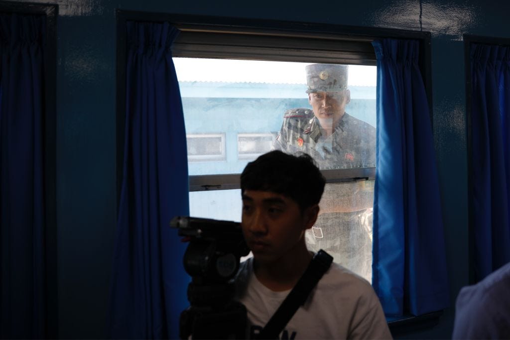 Ein nordkoreanischer Soldat beobachtet einen Medienvertreter in der DMZ