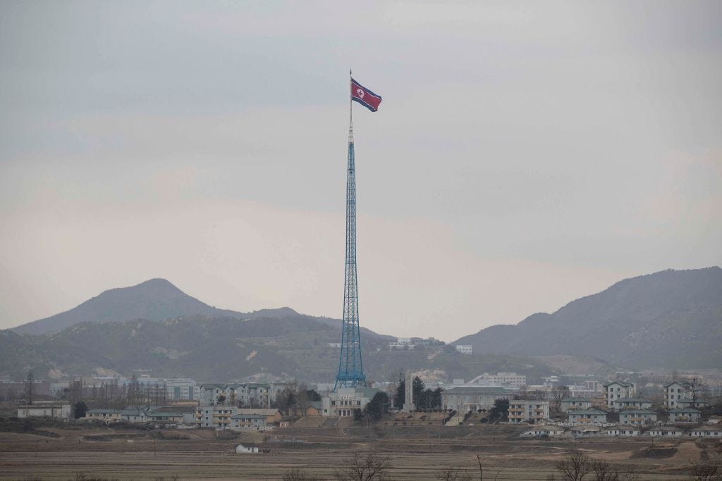 Nordkoreanische Nationalflagge im nordkoreanischen Propagandadorf Gijungdong von der DMZ aus gesehen