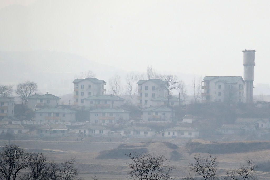 Das nordkoreanische Propagandadorf Gijungdong ist von einem südkoreanischen Beobachtungsposten innerhalb der entmilitarisierten Zone (DMZ) zwischen Süd- und Nordkorea aus zu sehen.