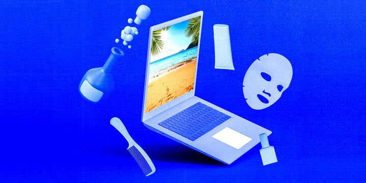 Laptop mit Beauty-Produkten drumherum