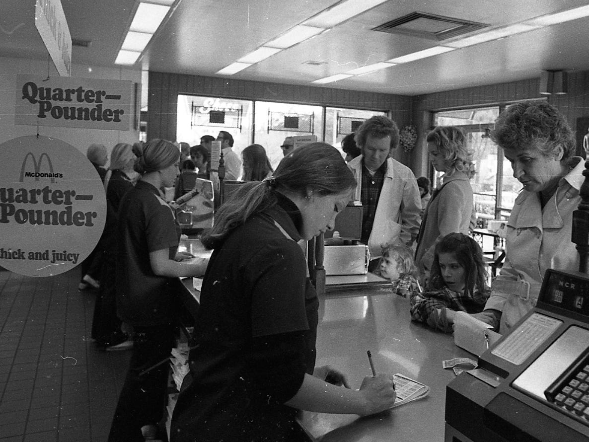 Mitarbeiter eines McDonald's nehmen 1973 Bestellungen von Kunden entgegen