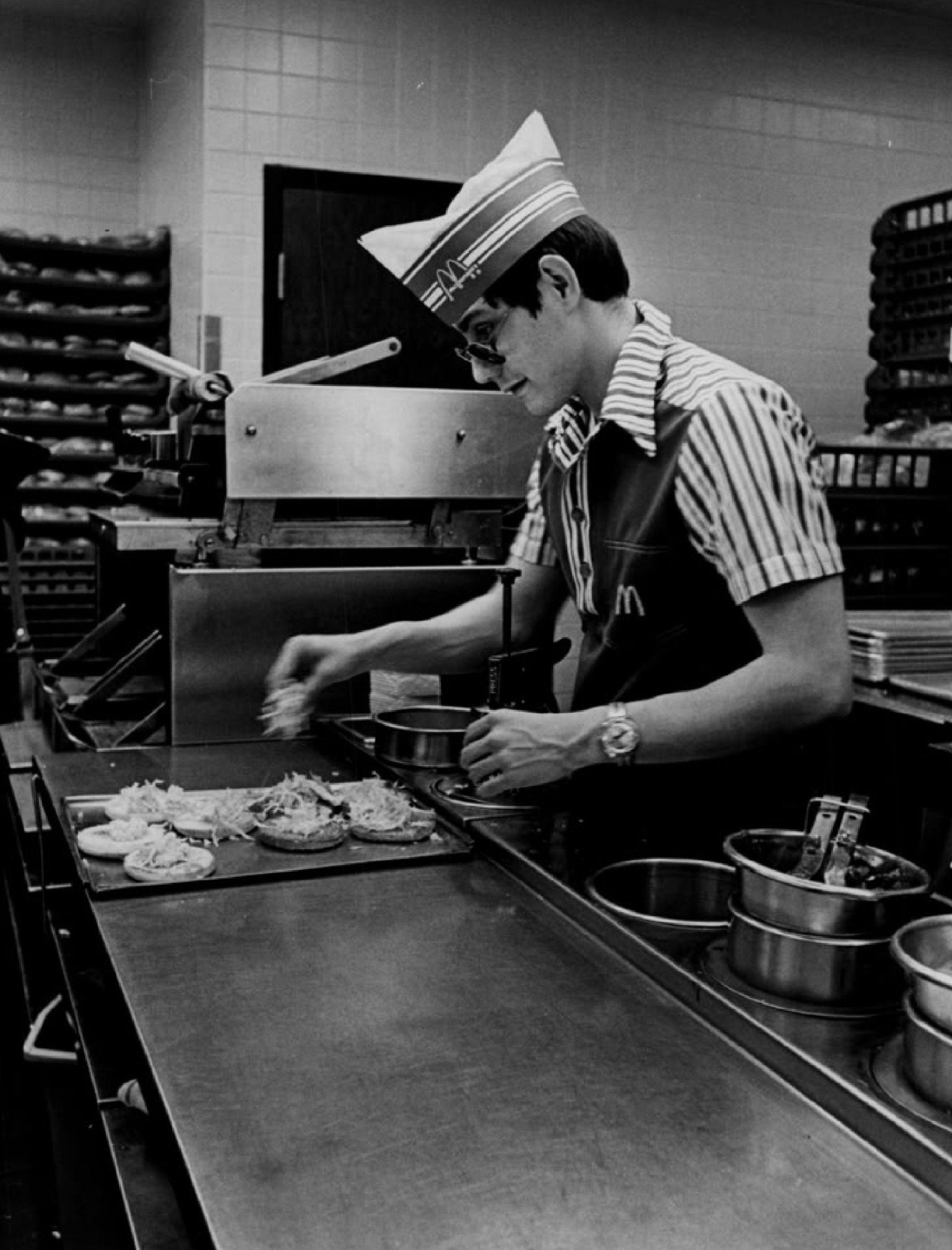 Ein Mitarbeiter macht 1979 Burger in einem McDonald's-Restaurant