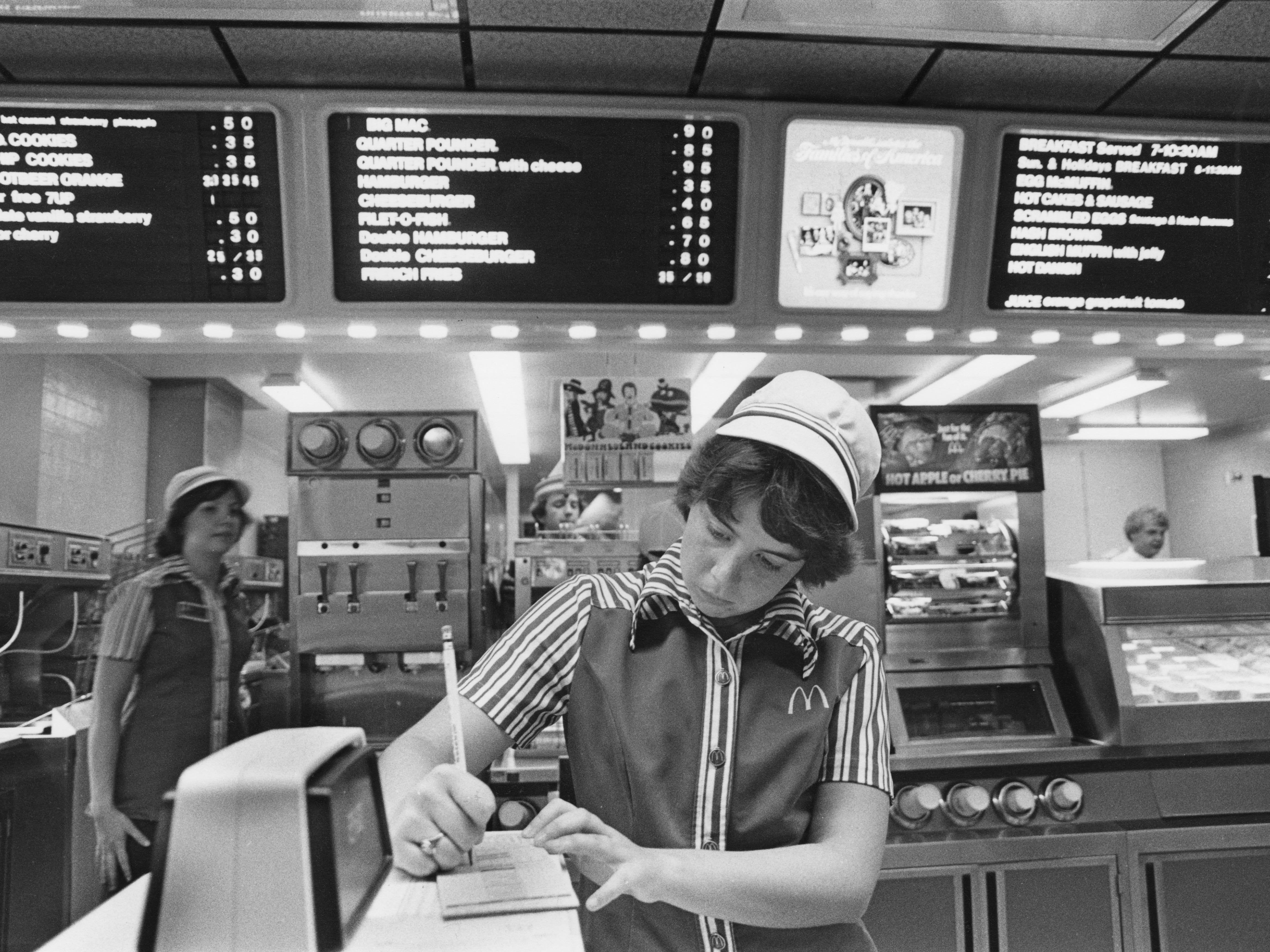 Ein Mitarbeiter macht sich 1978 an der Theke von McDonald's in Southfield, Michigan, Notizen.