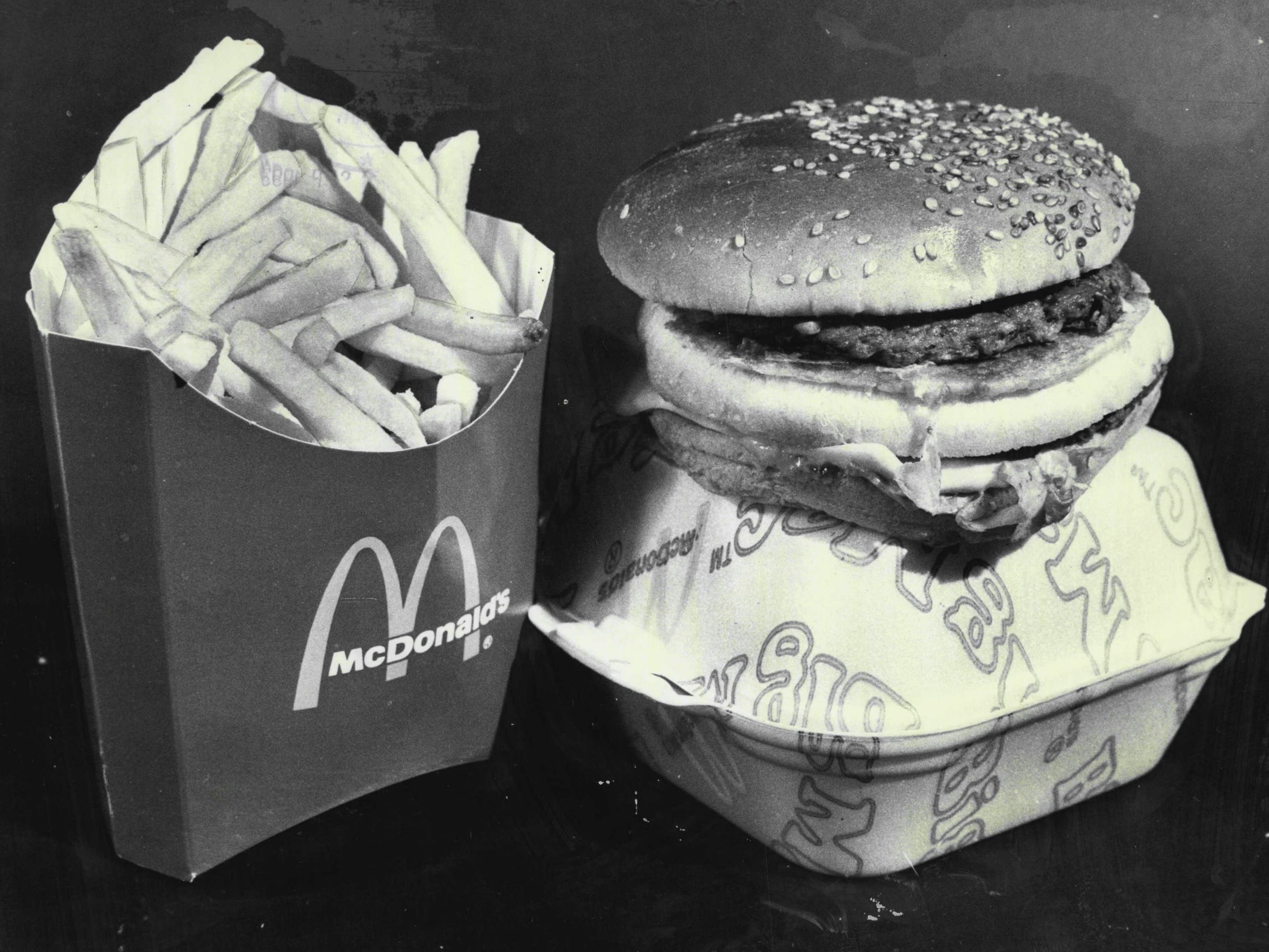 Ein Foto eines Big Macs und Pommes von McDonald's aus dem Jahr 1979.
