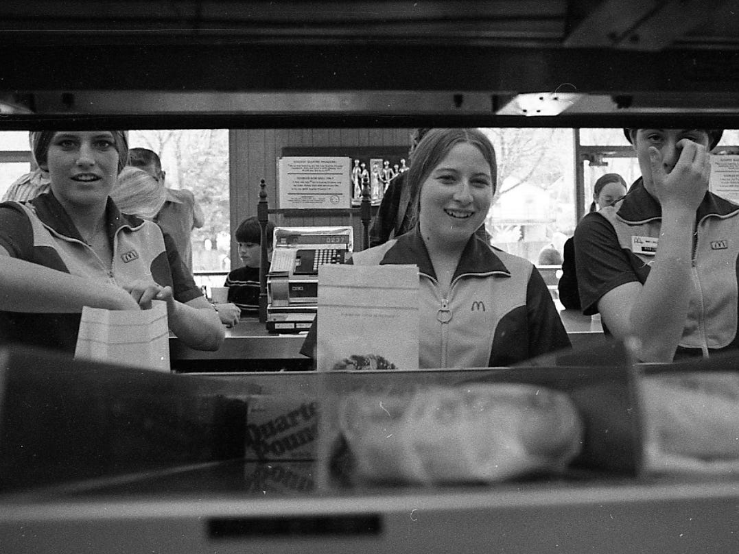 Mitarbeiter eines McDonald's packen 1973 Hamburger ein