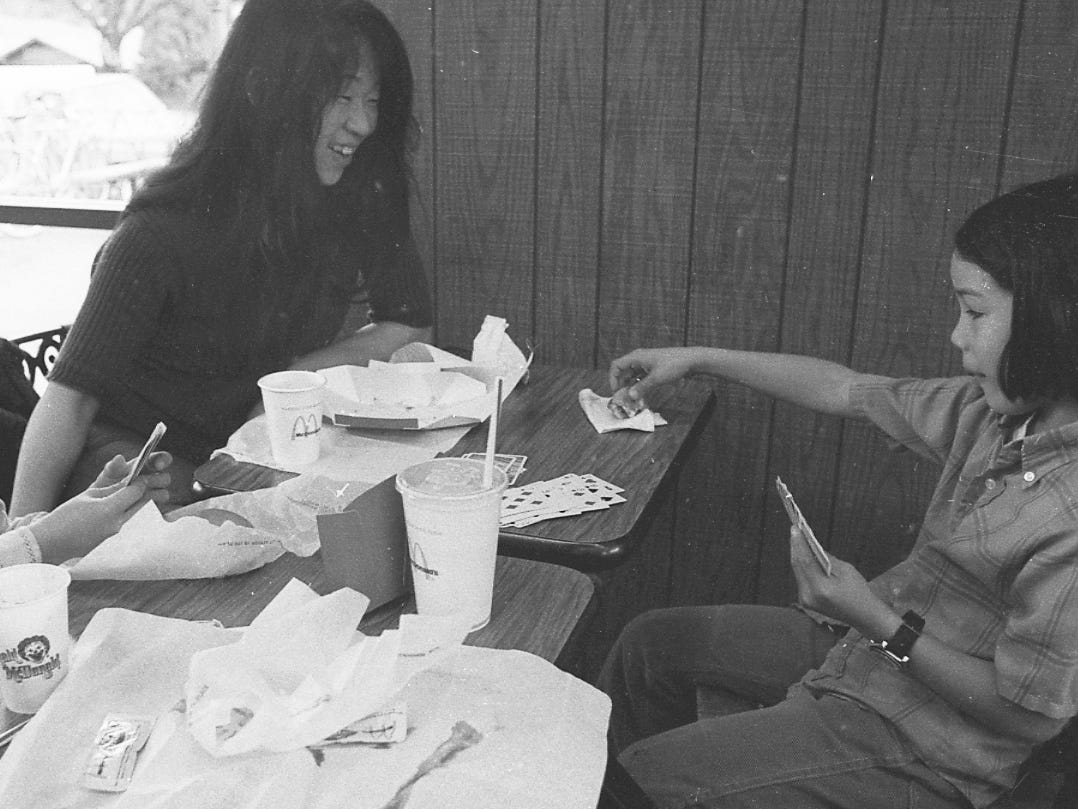 Eine Familie spielt Karten und isst 1973 in einem McDonald's in Mill Valley, Kalifornien