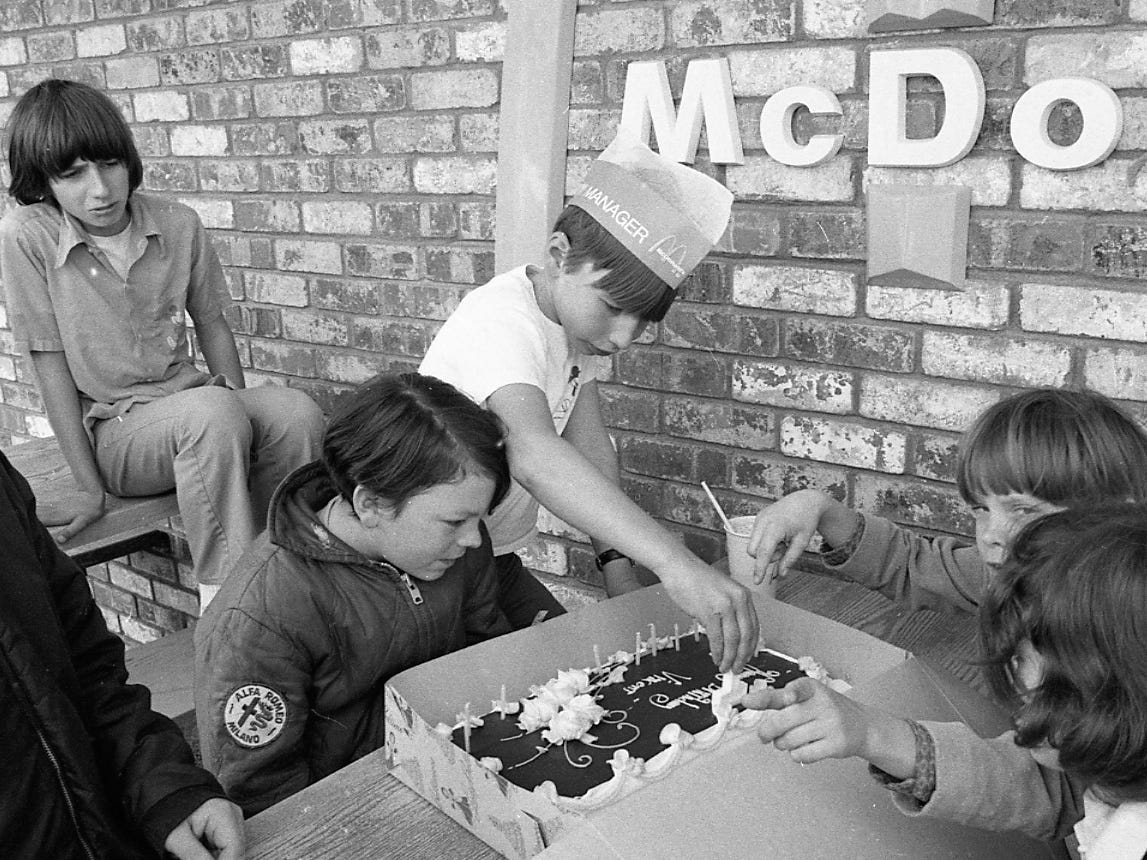 Ein Kind namens Vincent feiert 1973 seinen 11. Geburtstag bei McDonald's