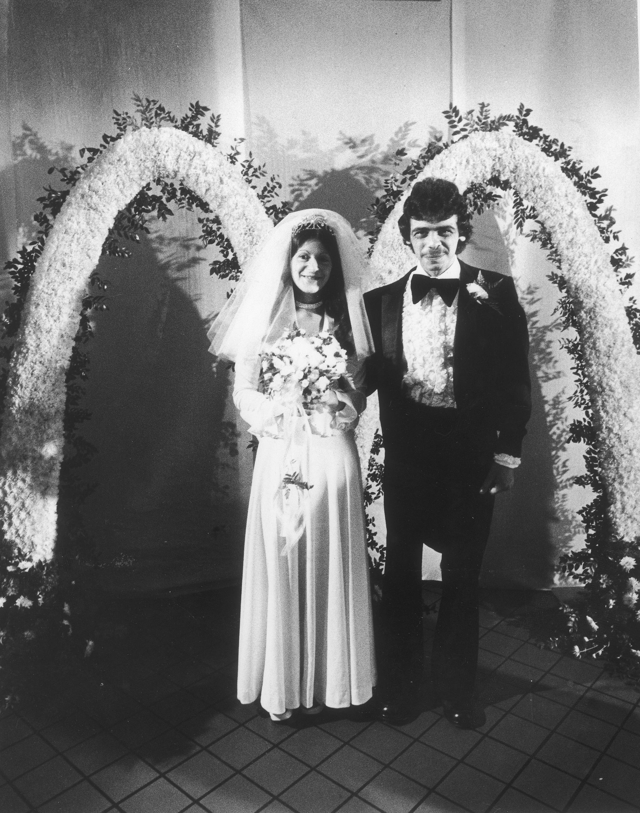 Annette Scaramozza und Anthony Francis haben 1975 eine Hochzeitszeremonie in einem McDonald's-Fastfood-Restaurant