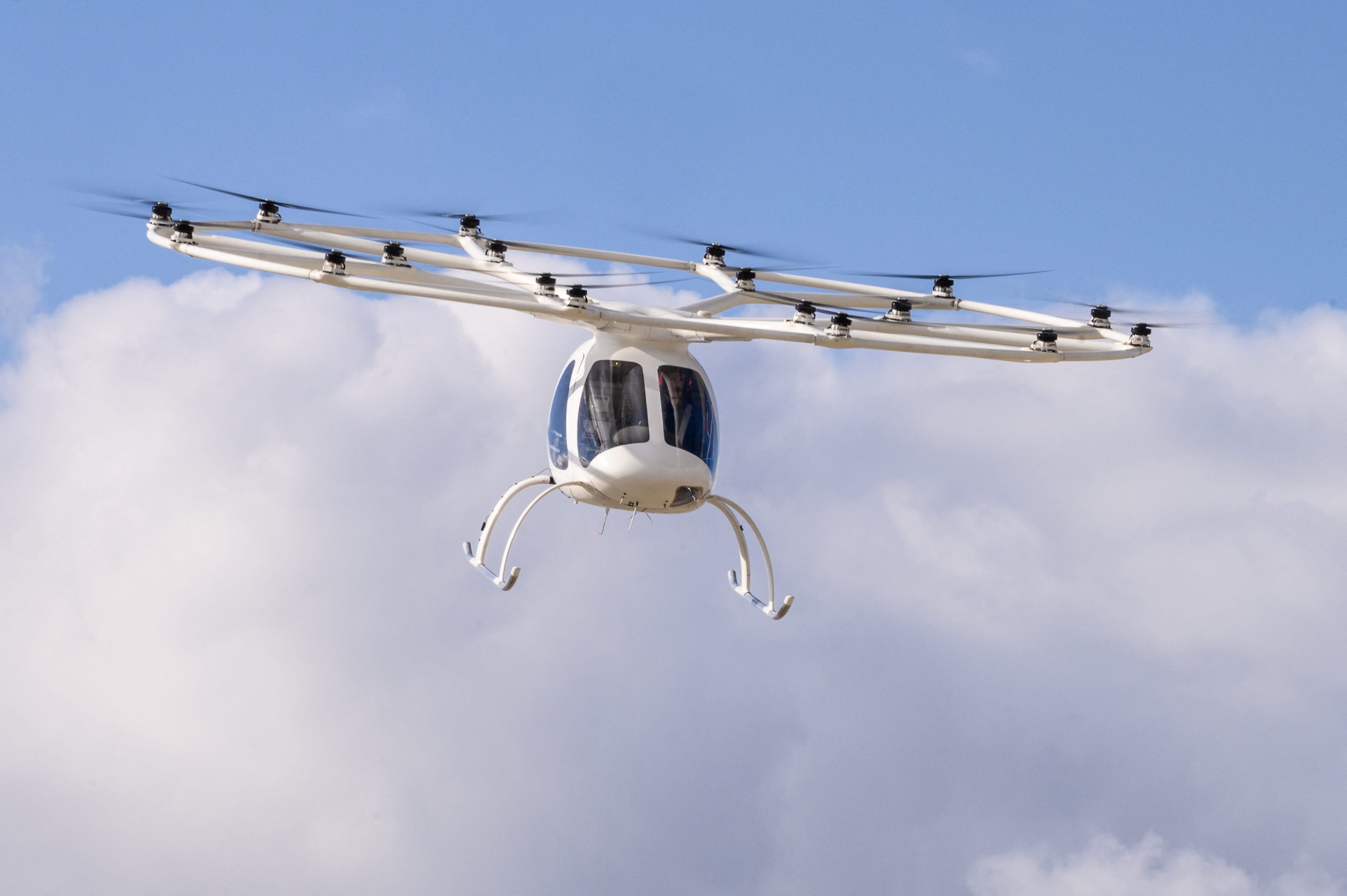 Das Lufttaxi des in Deutschland ansässigen Unternehmens Volocopter 2X wird am 11. November 2021 von Testpilot Damian Hischier während einer Demonstration der südkoreanischen Urban Air Mobility-Dienste am internationalen Flughafen Gimpo in Seoul geflogen.