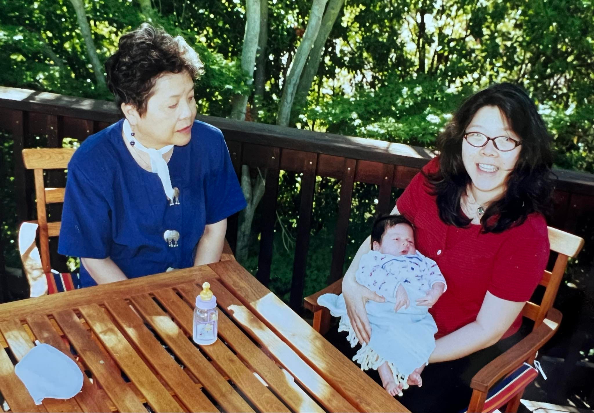 Chao mit ihrer Mutter Cecilia und ihrem ersten Enkelkind.