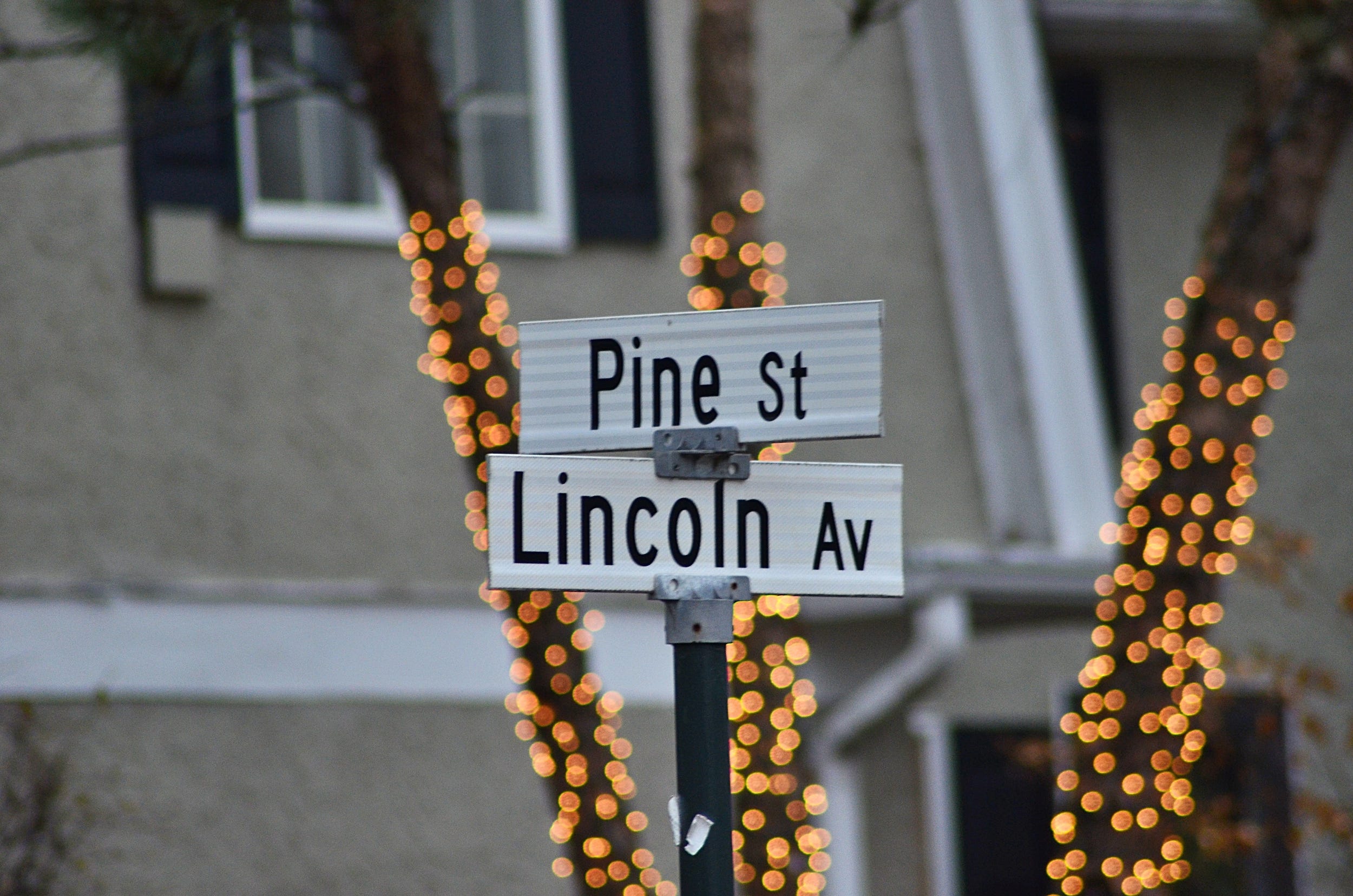 Zwei Straßenschilder an einer Kreuzung mit den Aufschriften „Pine“ und „Lincoln“