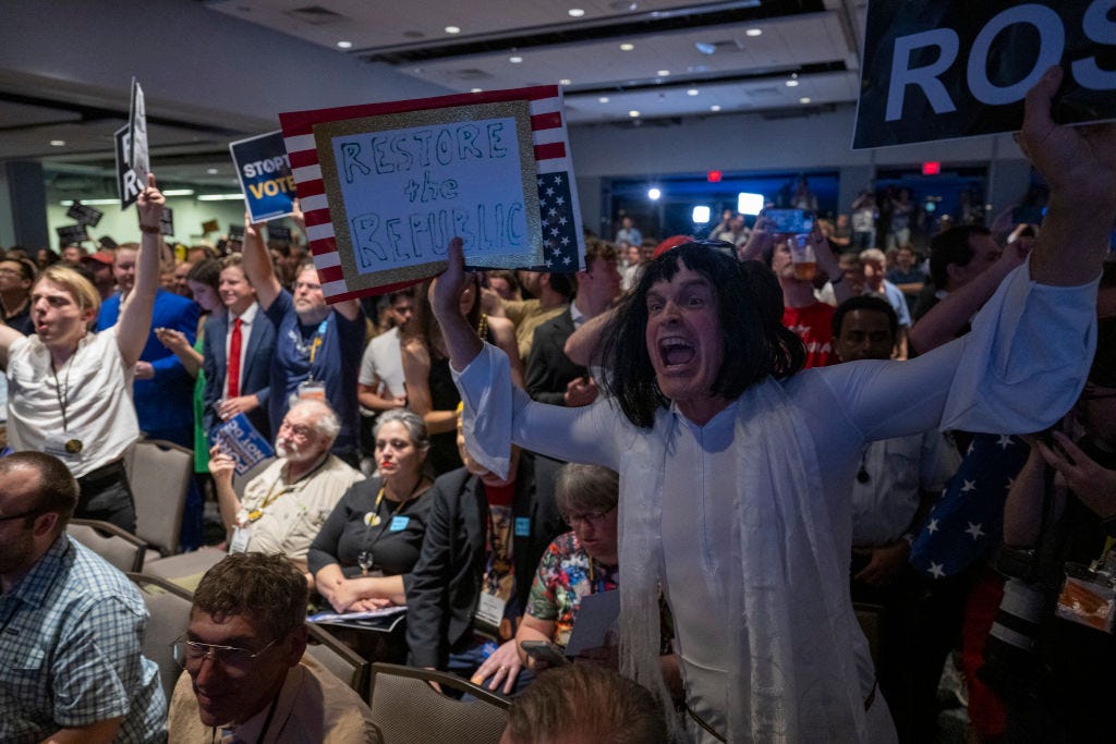 Ein Mitglied der Libertarian Party ruft Protestrufe, als der ehemalige US-Präsident und republikanische Präsidentschaftskandidat Donald Trump am 25. Mai 2024 auf dem Libertarian National Convention in Washington, DC, spricht. (Foto von Jim WATSON / AFP) (Foto von JIM WATSON/AFP über Getty Images)