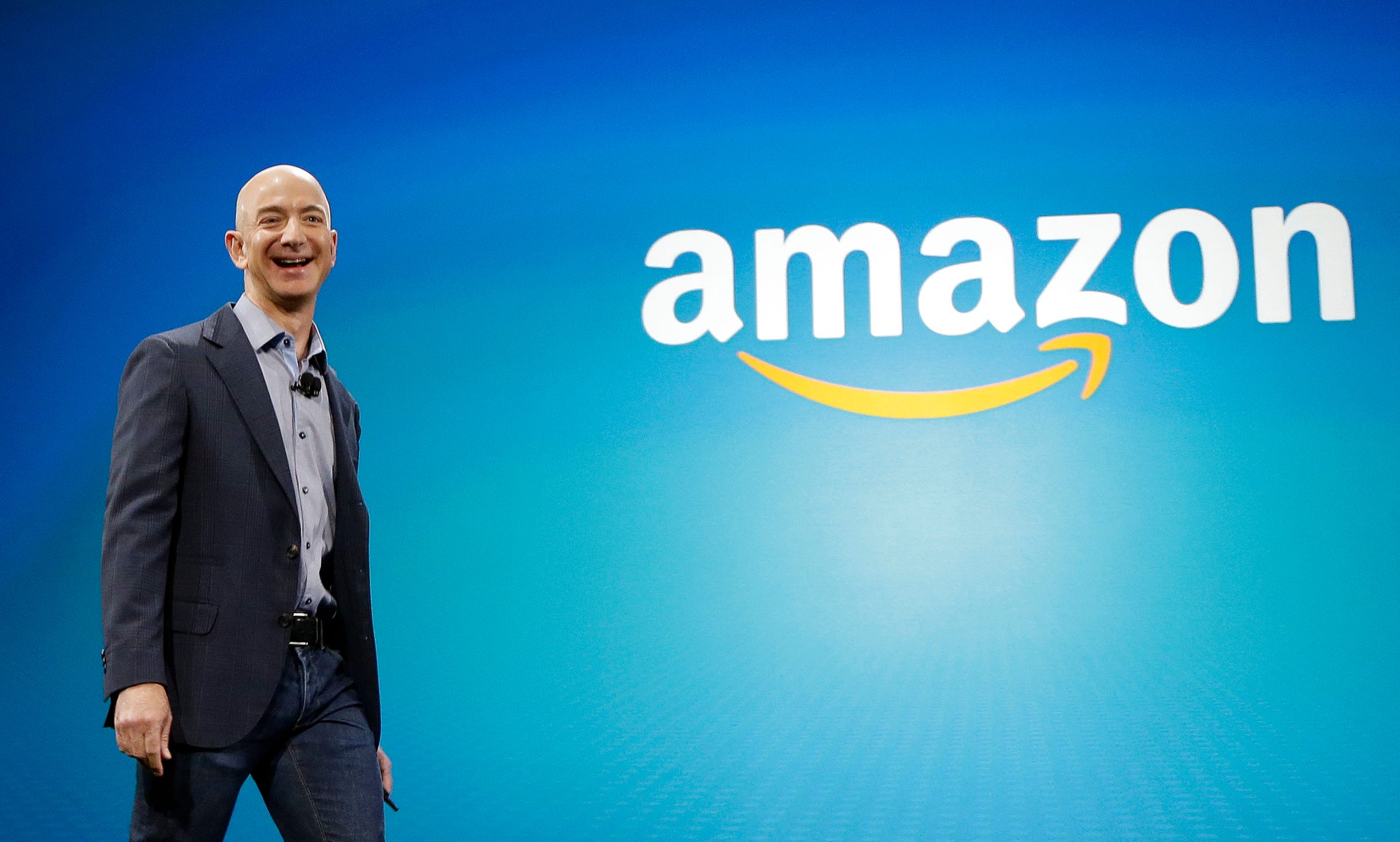 Auf diesem Archivfoto vom 16. Juni 2014 betritt Amazon-CEO Jeff Bezos die Bühne zur Einführung des neuen Amazon Fire Phone in Seattle.
