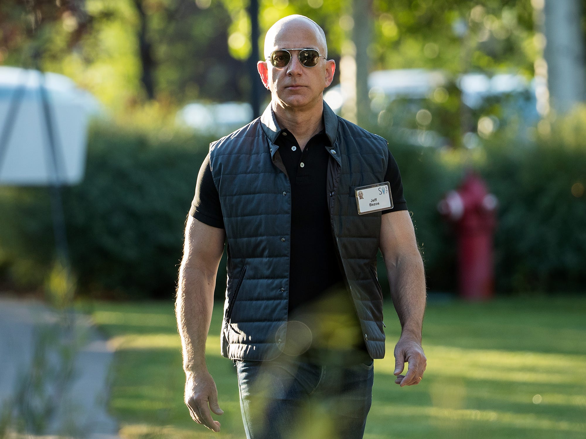 Jeff Bezos, blauer Ursprung, Amazon-Gründer, Sonnenbrille, hartes Gesicht, GettyImages 813884326 4x3