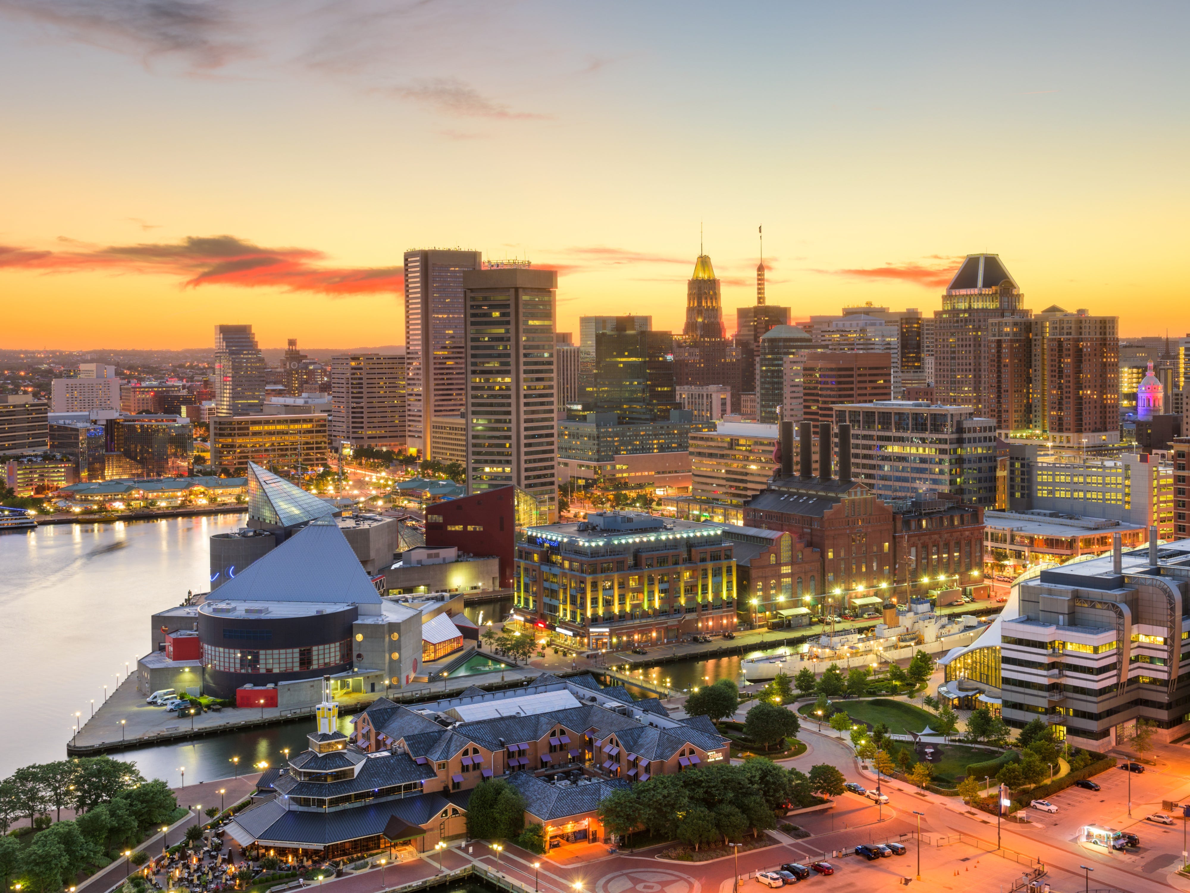 Baltimore, Maryland, Innenstadtansicht in der Abenddämmerung.