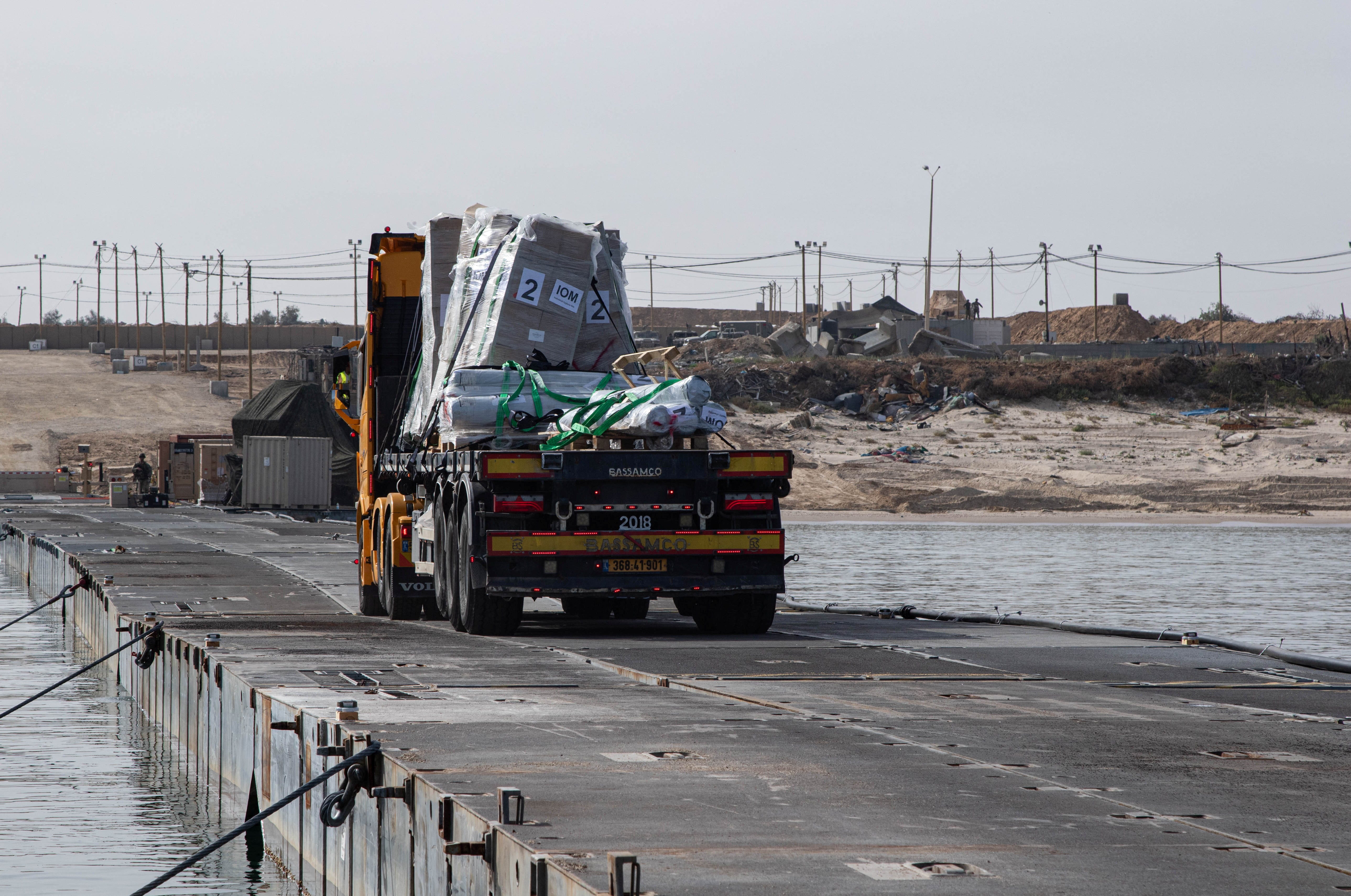 Ein Lastwagen transportiert humanitäre Hilfe über den Trident Pier, einen provisorischen Pier für Hilfslieferungen vor dem Gazastreifen, inmitten des anhaltenden Konflikts zwischen Israel und der palästinensischen islamistischen Gruppe Hamas nahe der Küste des Gazastreifens, 19. Mai 2024.
