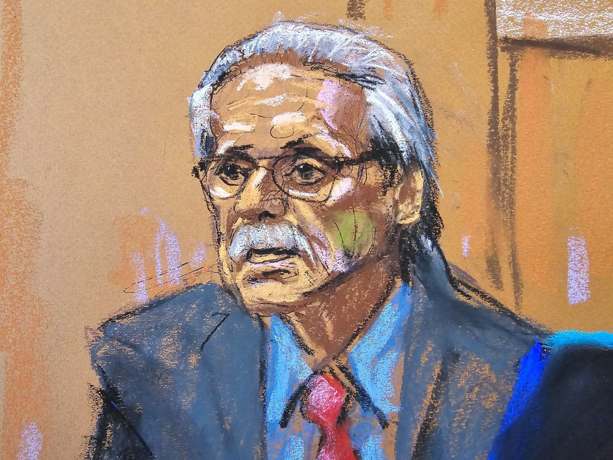 Eine Skizze eines Gerichtsmalers von David Pecker, der im Anzug und mit Krawatte vor Gericht spricht.