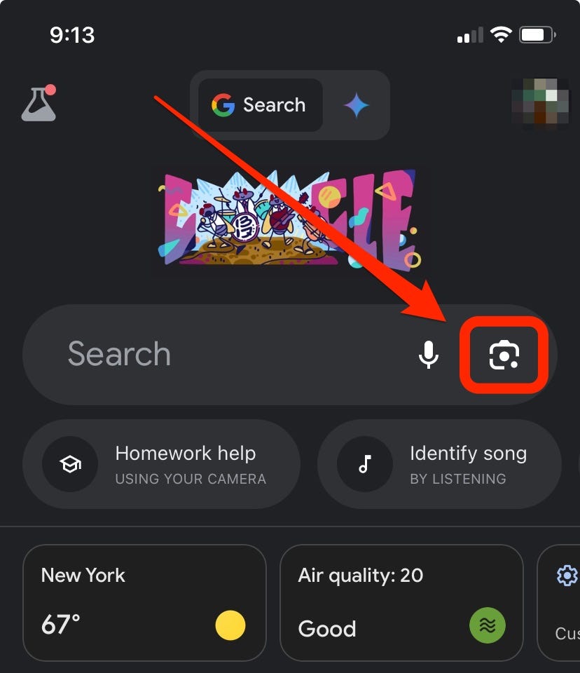 Ein Screenshot der Google-Startseite der iPhone-App zeigt ein Kamerasymbol, das durch ein rotes Kästchen und einen Pfeil hervorgehoben wird.