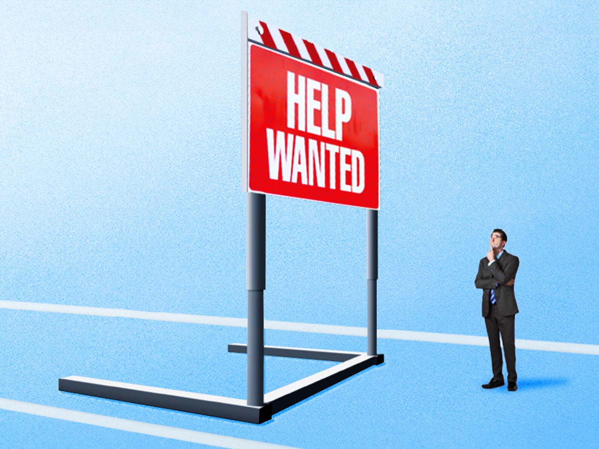 Geschäftsmann schaut auf „Help Wanted“-Schild, das wie eine riesige Hürde vor ihm erscheint
