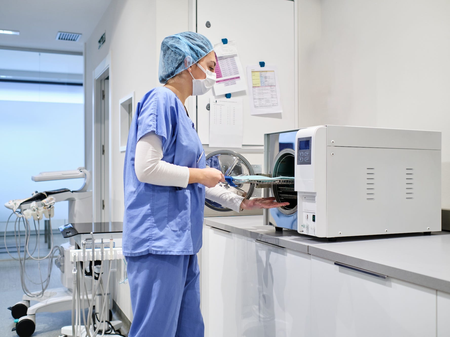 Arbeiter sterilisiert medizinische Geräte