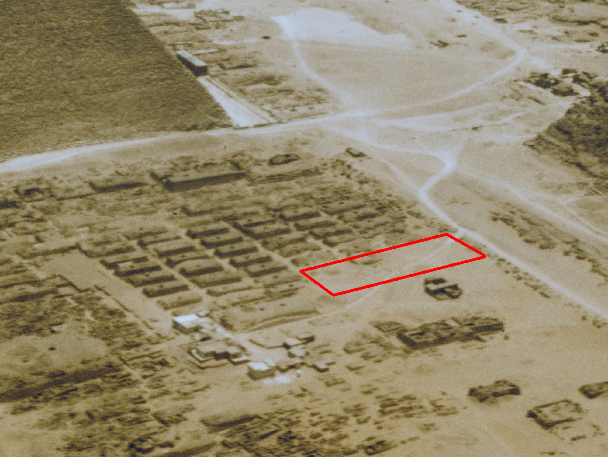 Ein roter Kasten um ein Gebiet ohne Gräber in Gizeh, Ägypten